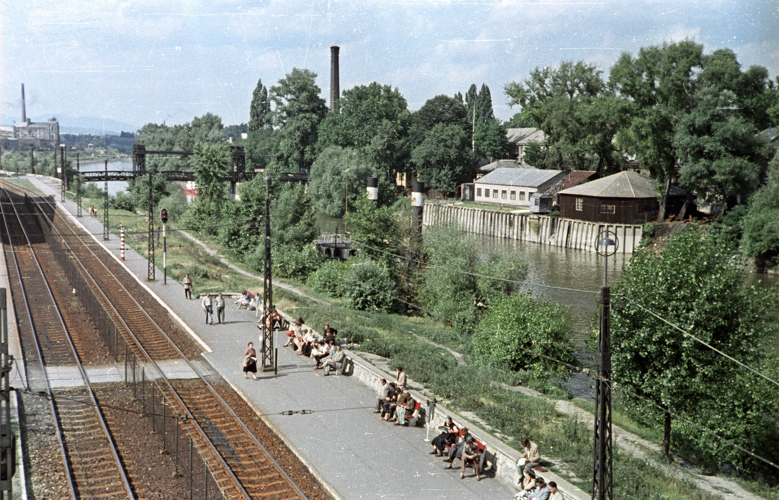 Magyarország, Budapest III., a HÉV megállója az Árpád hídról nézve, jobbra a Hajógyári-sziget., 1963, Horváth Miklós dr, Budapest, Fortepan #129532