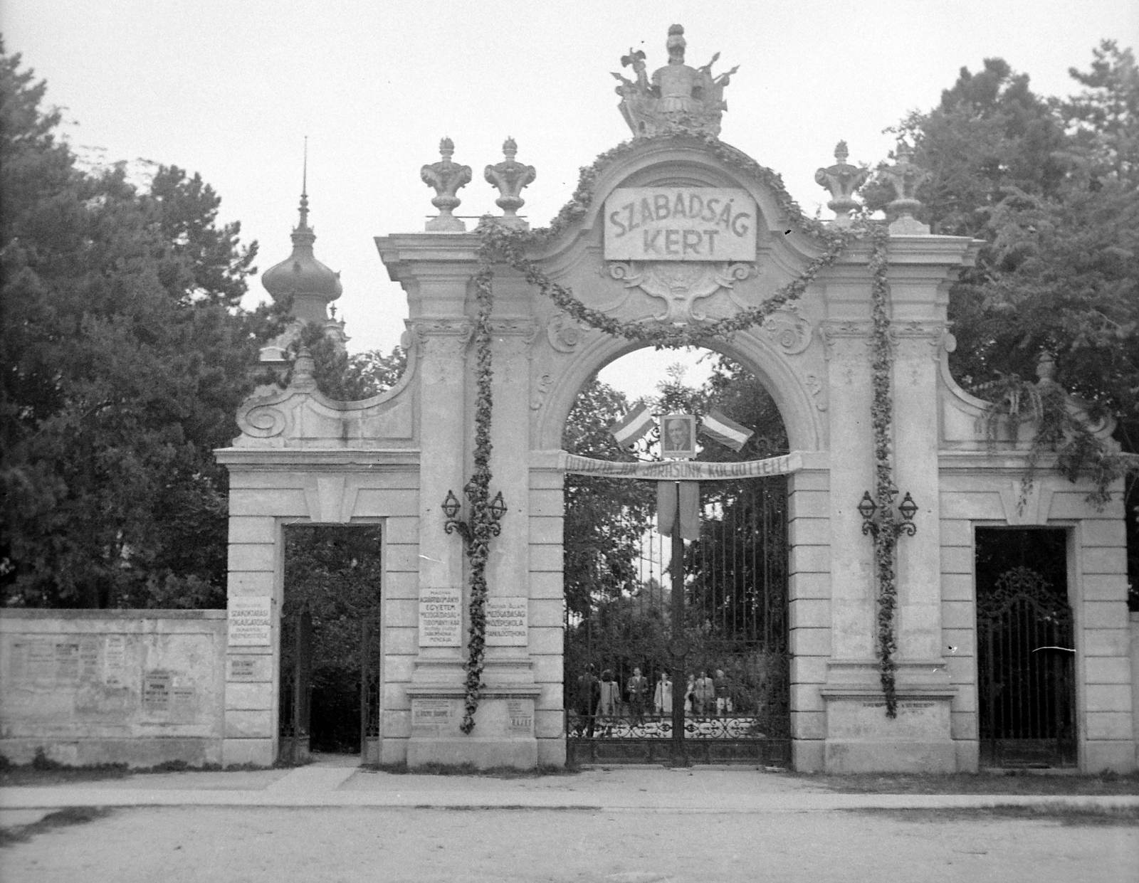 Hungary,Lake Balaton, Keszthely, Festetics-kastély, a park Kastély (Szabadság) utcai kapuja., 1951, Szent-tamási Mihály, communism, political decoration, museum, Baroque-style, palace, gateway, Viktor Rumpelmayer-design, Gustav Haas-design, Maximilian Paschkisch-design, Fortepan #12954