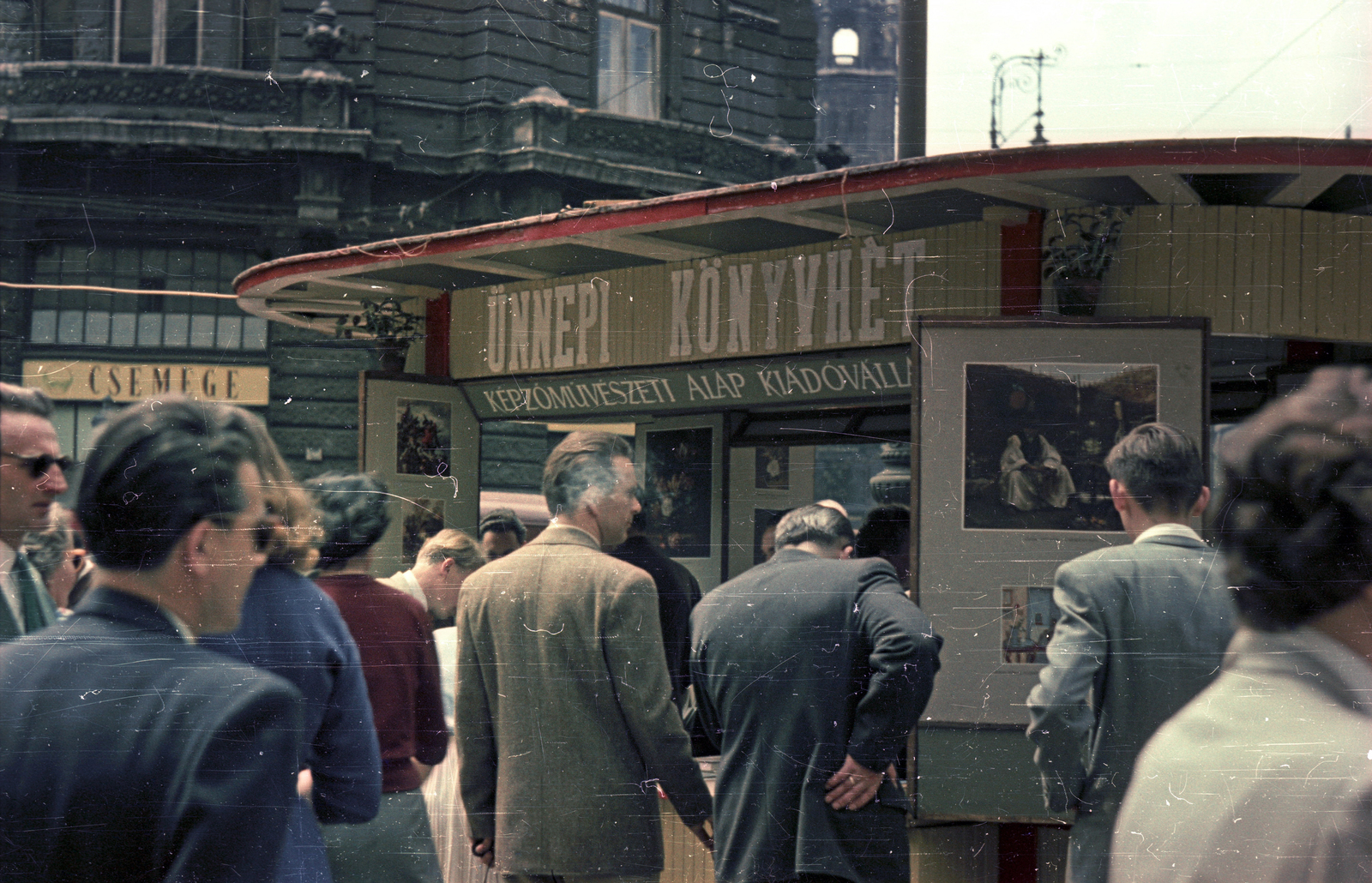 Hungary, Budapest V., Ferenciek tere (Károlyi utca), Ünnepi Könyvhét, könyvpavilon a templom előtt. Szemben a Csemege üzlet az akkori Felszabadulás tér sarkán., 1962, Horváth Miklós dr, Budapest, Fortepan #129544