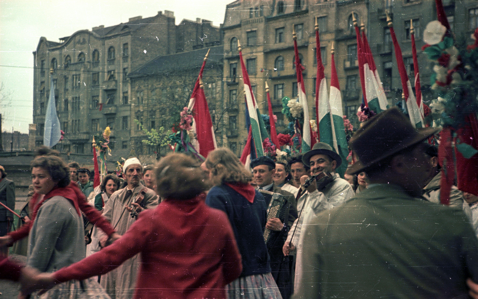 Hungary, Budapest VIII., Teleki László tér., 1952, Horváth Miklós dr, hat, colorful, flag, dance, violin, beret, accordion, Budapest, pioneer tie, Fortepan #129548