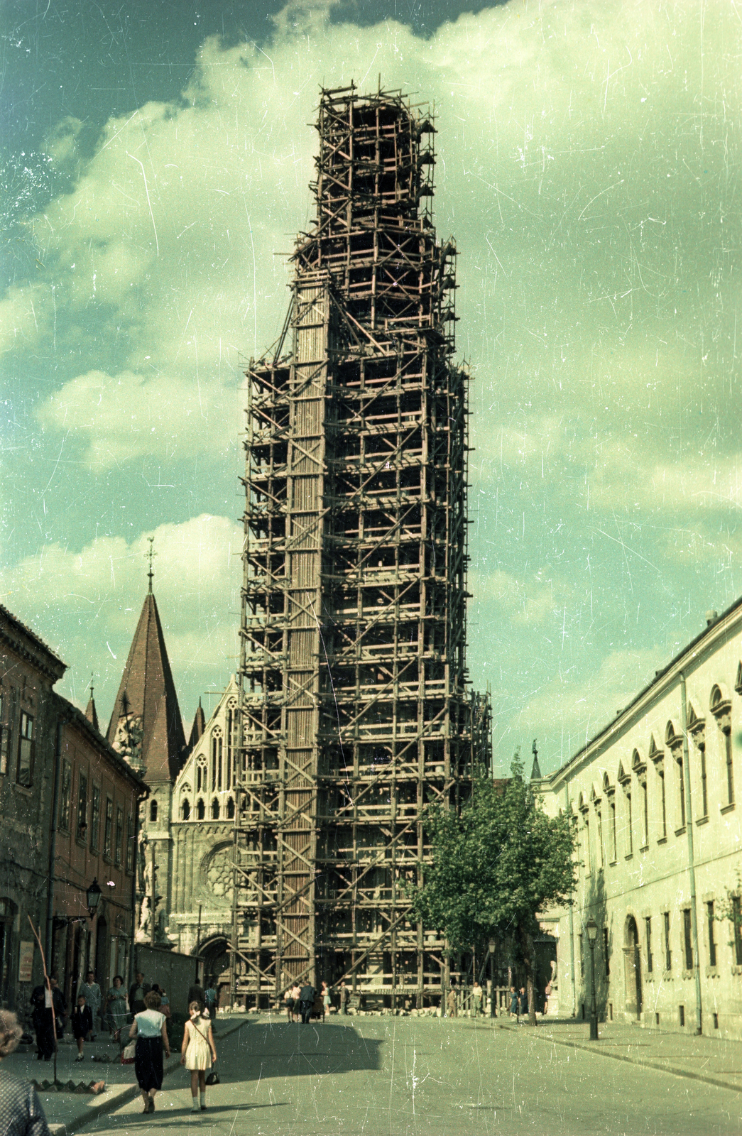 Hungary, Budapest I., Szentháromság utca, szemben a Mátyás-templom., 1957, Horváth Miklós dr, colorful, scaffolding, Budapest, Fortepan #129555