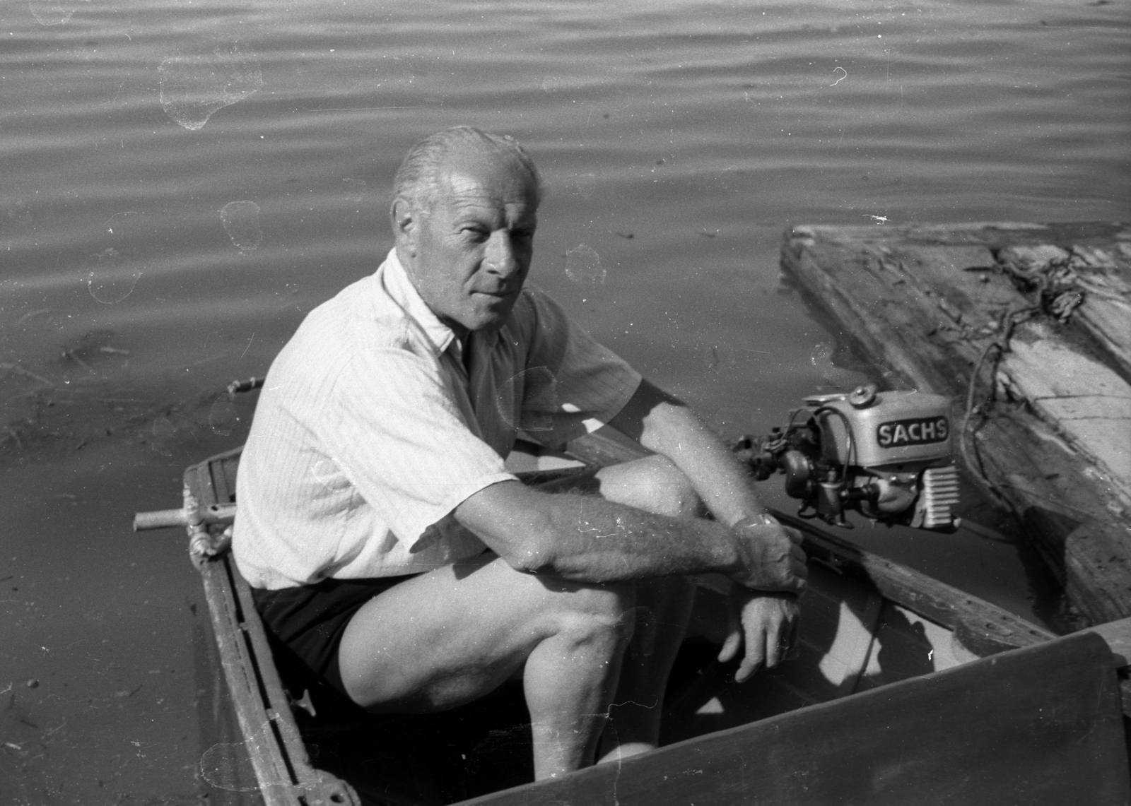 Hungary, Győr, a csónakban Czigány Jenő a Győri utikönyv szerzője ül., 1960, Hunyady József, outboard motor, Sachs-brand, Fortepan #129573