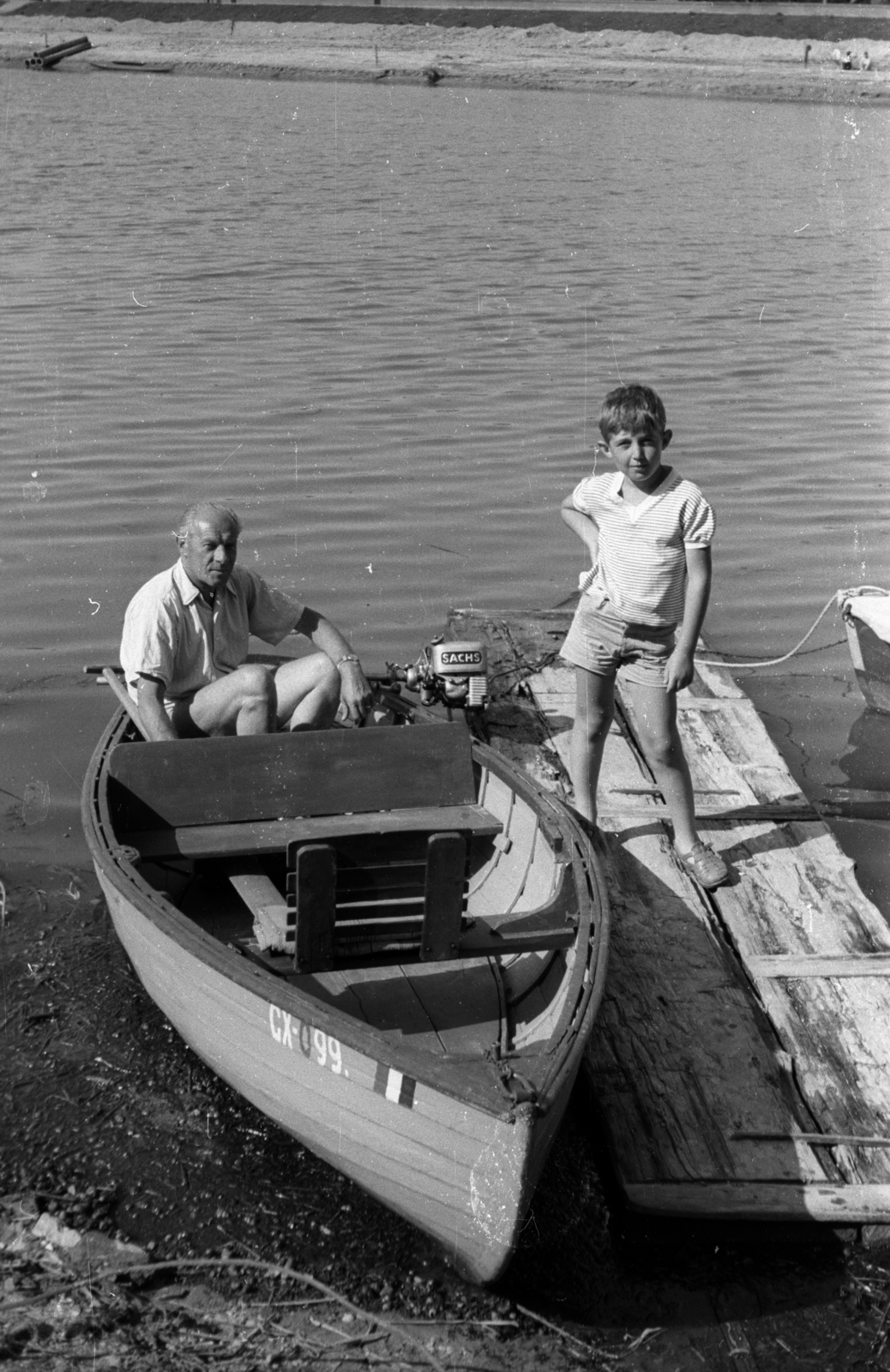 Hungary, Győr, a csónakban Czigány Jenő a Győri utikönyv szerzője ül., 1960, Hunyady József, boat, outboard motor, Sachs-brand, Fortepan #129574