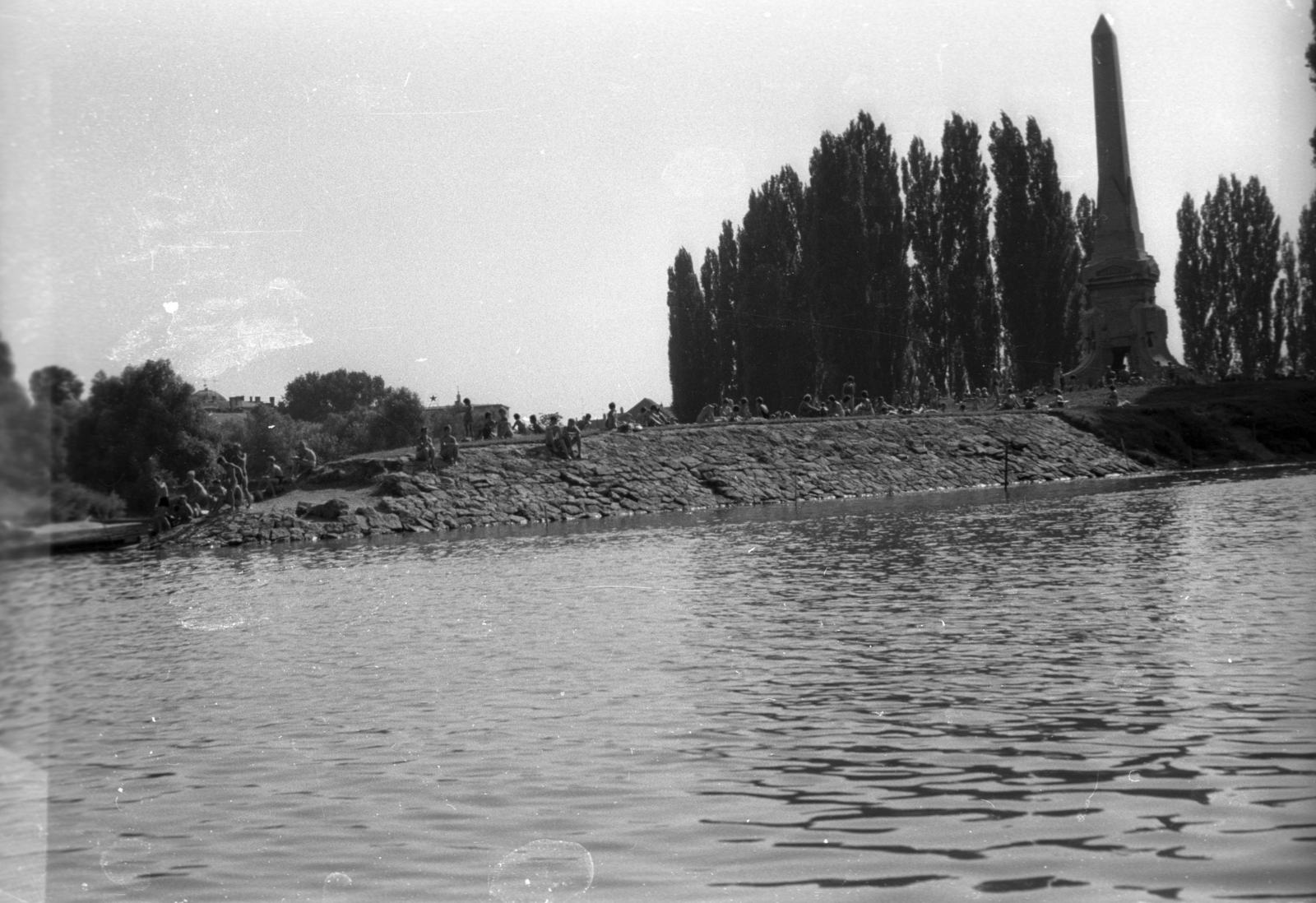 Hungary, Győr, a Mosoni-Duna és a Rába összefolyása, jobbra a Cziráky-emlékmű., 1961, Hunyady József, Fortepan #129576