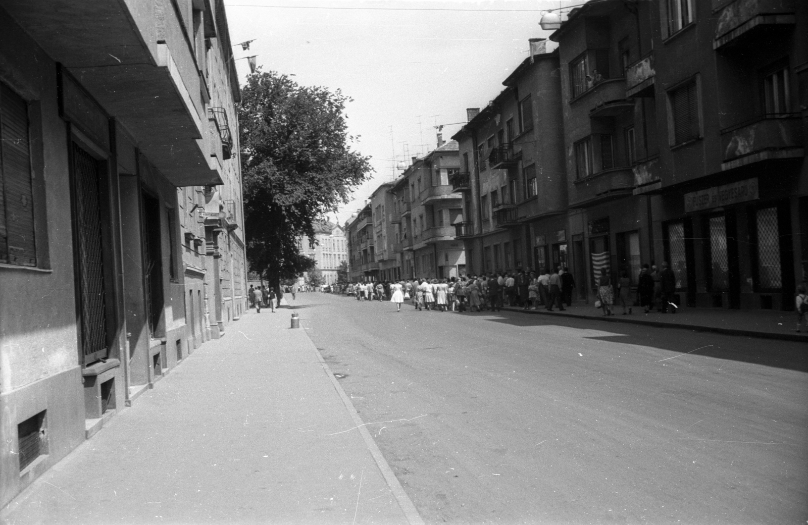 Magyarország, Sopron, Mátyás király utca a Deák (Május 1.) tér felől a Várkerület (Lenin körút) felé nézve., 1962, Hunyady József, Fortepan #129580