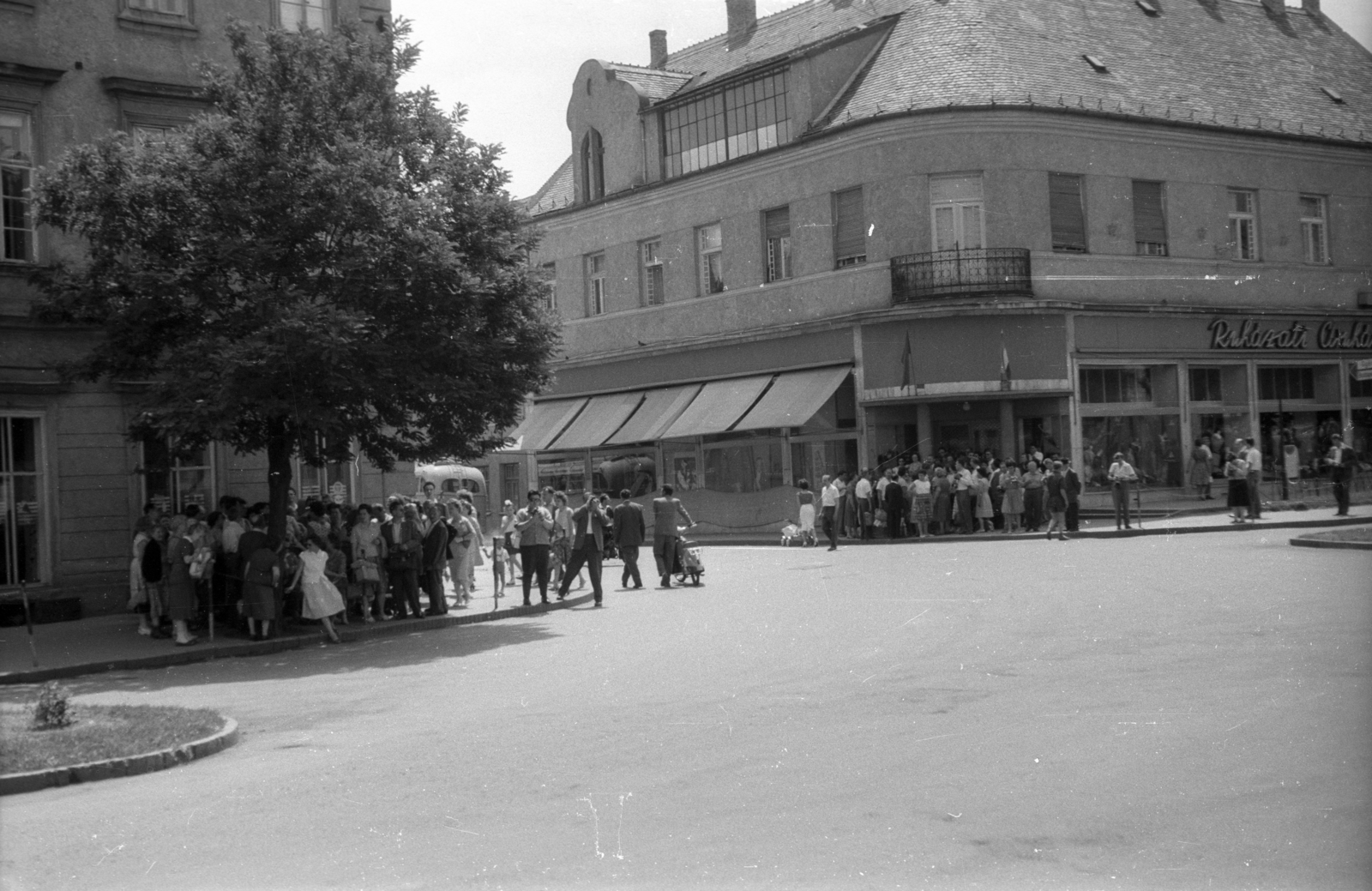 Hungary, Sopron, Várkerület (Lenin körút), szemben az Ötvös utca a Hátsókapu felől nézve. Jobbra a sarkon a Ruházati Áruház., 1962, Hunyady József, Fortepan #129583