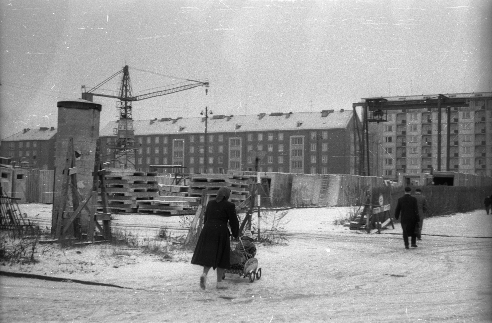 Germany, Dresden, Borsbergstrasse 34., a Pedagógiai Föiskola kollégiumának (Pädagogische Hochschule Dresden, Studentenwohnheim) építkezése., 1961, Hunyady József, baby carriage, crane, GDR, house factory, Fortepan #129607