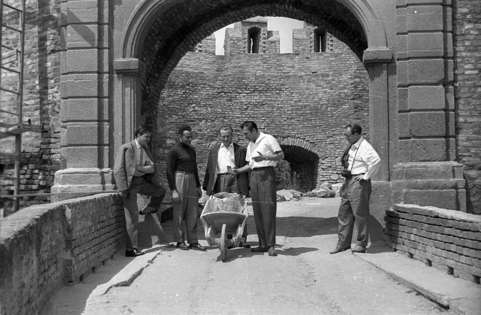 Hungary, Siklós, a vár főkapuja., 1959, Hunyady József, wheelbarrow, Fortepan #129613