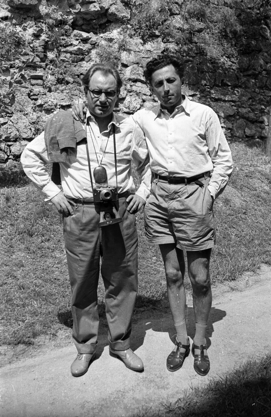 Hungary, Siklós, Vár, jobbra Bartha László festőművész., 1959, Hunyady József, camera, shorts, akimbo, Fortepan #129616