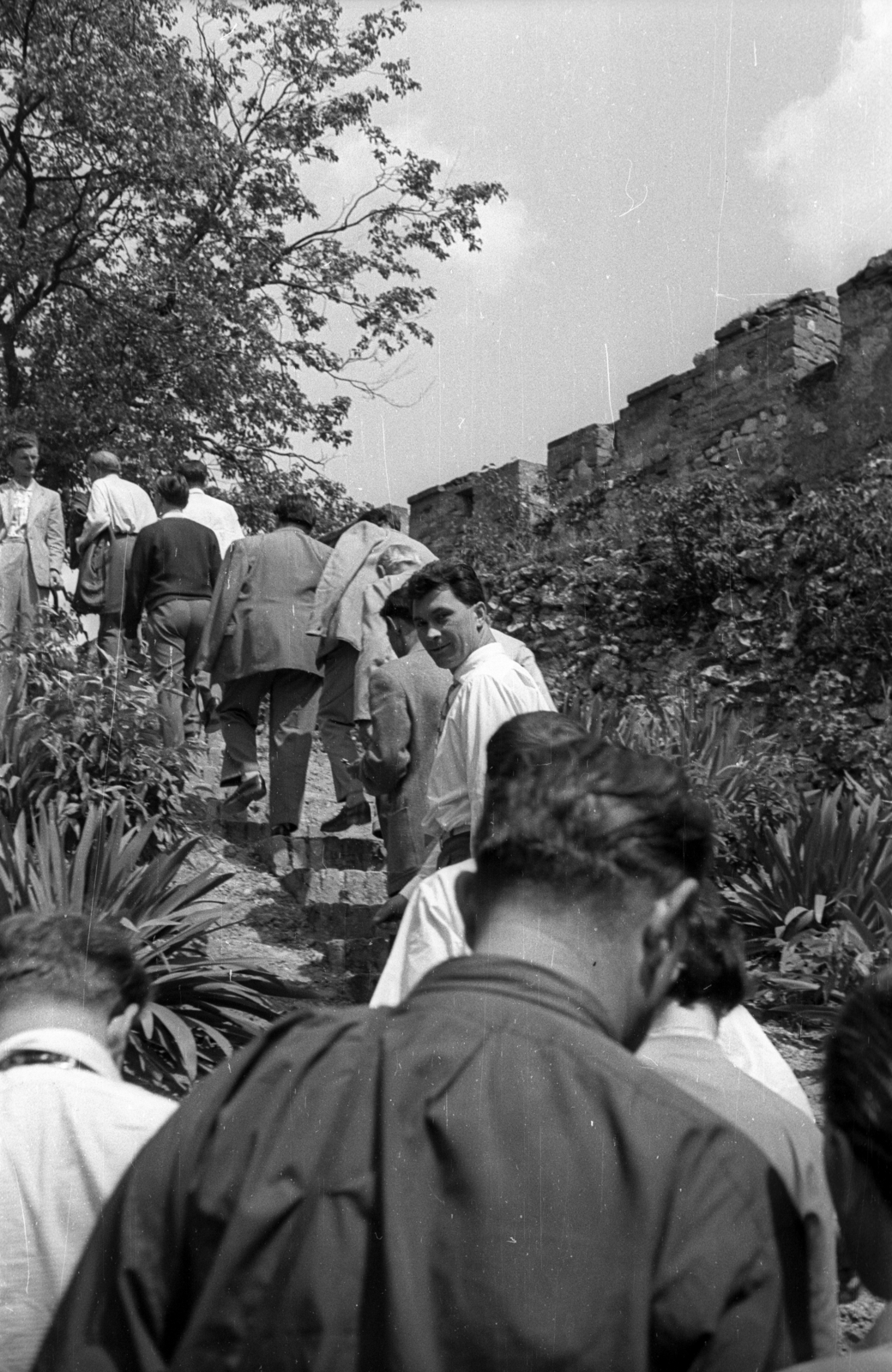 Hungary, Siklós, Vár., 1959, Hunyady József, tourist, looking back, flight of stairs, Fortepan #129617