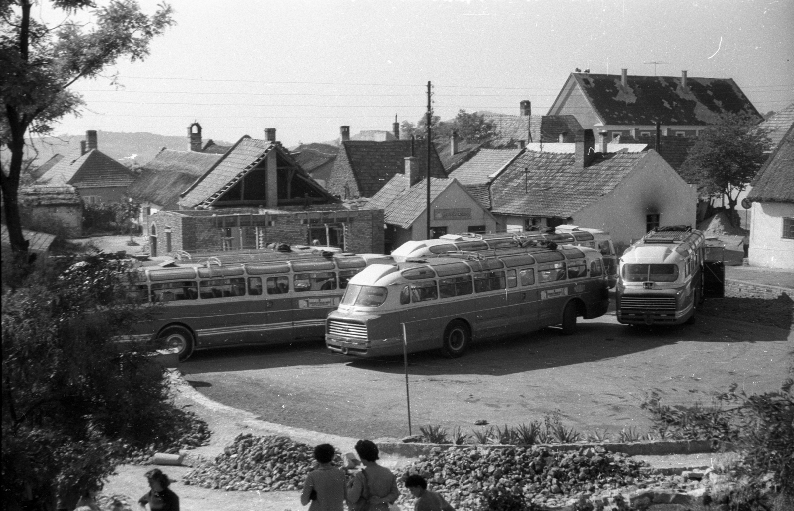 Hungary,Lake Balaton, Tihany, parkoló a Kossuth Lajos utcánál a mai Borsos Miklós térnél., 1967, Hunyady József, bus, Ikarus-brand, bus stop, Fortepan #129622