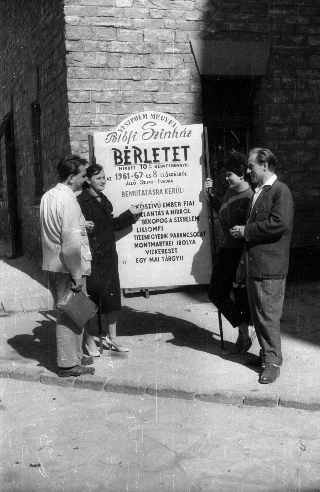 Hungary, Veszprém, Színházkert, háttérben a Petőfi Színház épülete., 1961, Hunyady József, poster, billboard, announcement, Fortepan #129701