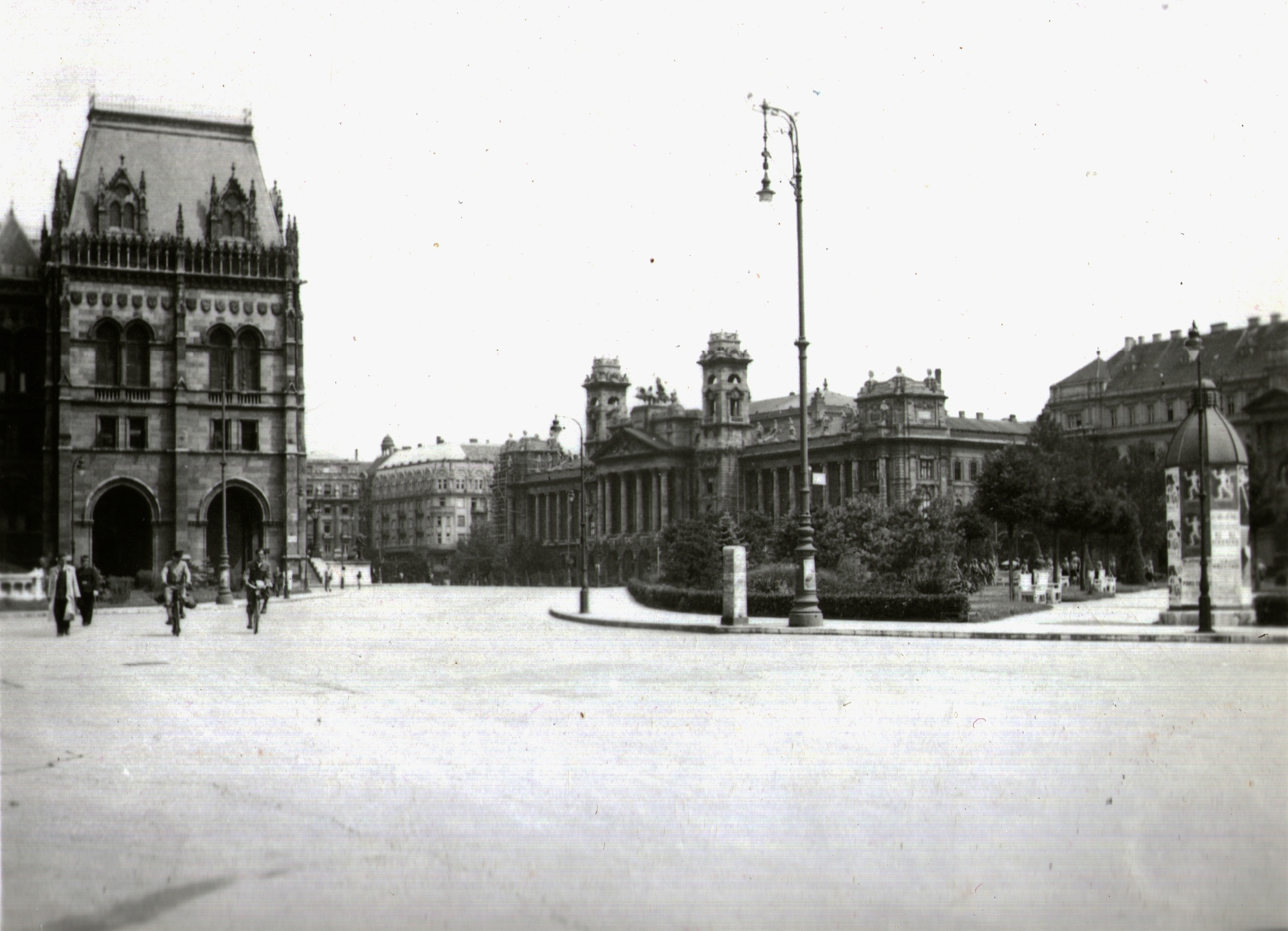 Hungary, Budapest V., Kossuth Lajos tér, balra a Parlament, szemben középen az Igazságügyi Palota (ekkor Magyar Királyi Kúria és Ítélőtábla)., 1938, Kelecsényi Kristóf, ad pillar, Budapest, Fortepan #129775