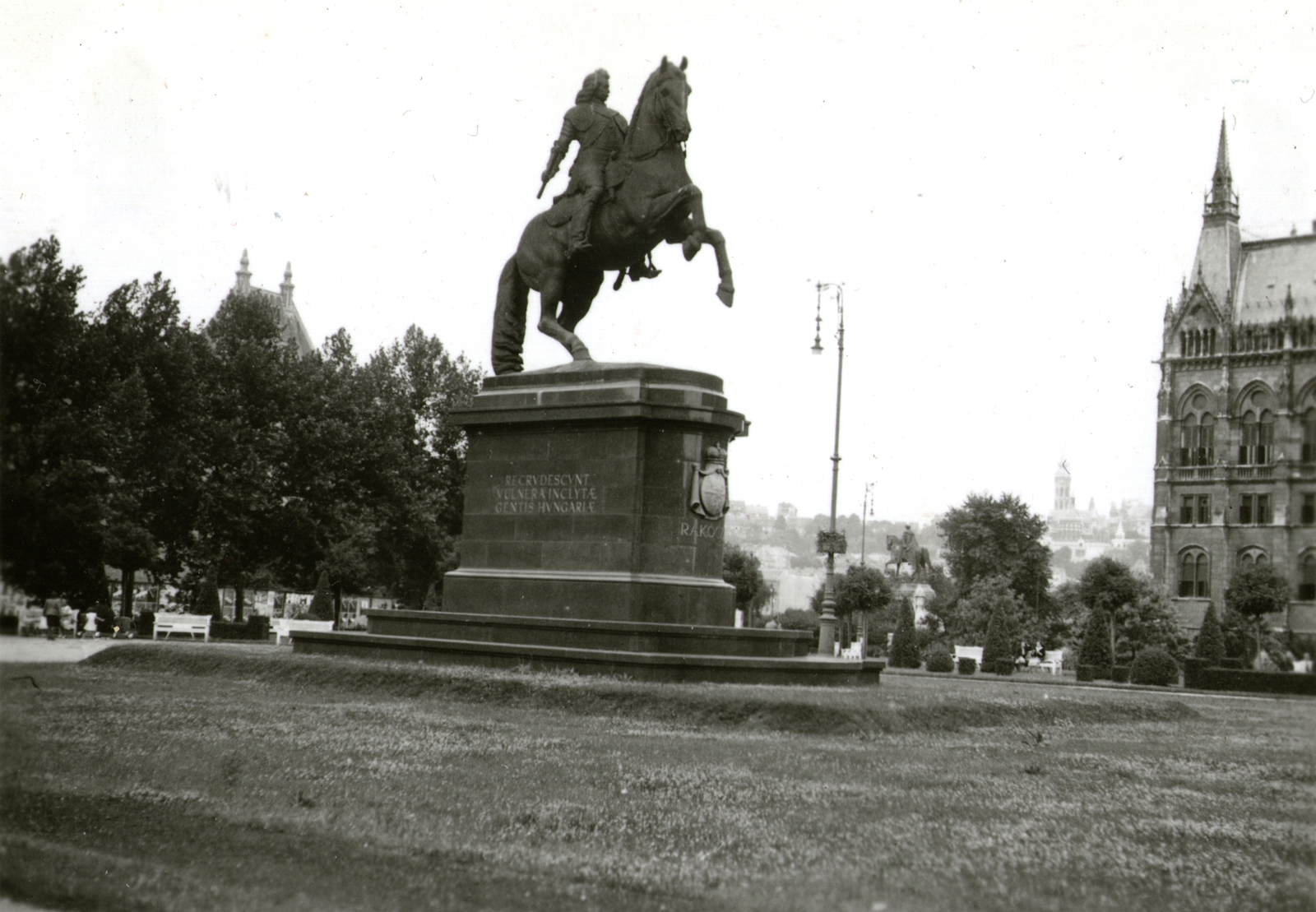 Hungary, Budapest V., Kossuth Lajos tér, II. Rákóczi Ferenc szobor (Pásztor János, 1937.), jobbra a Parlament., 1938, Kelecsényi Kristóf, horse sculpture, Budapest, Fortepan #129778