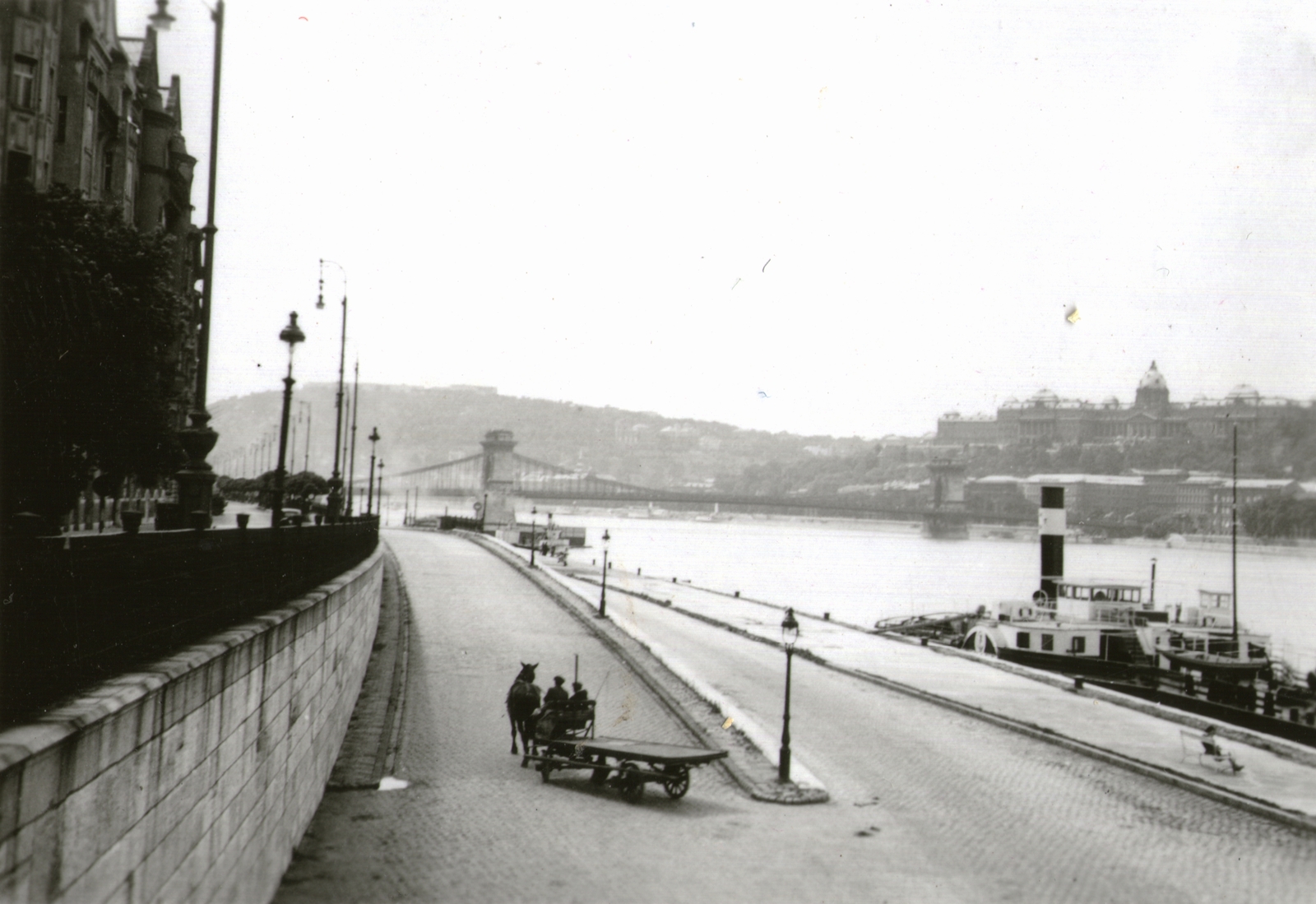 Hungary, Budapest V., lejáró a pesti alsó rakpartra a Parlament déli oldalánál, háttérben a Széchenyi Lánchíd és a Királyi Palota (később Budavári Palota)., 1938, Kelecsényi Kristóf, Horse-drawn carriage, steamboat, Budapest, Fortepan #129780
