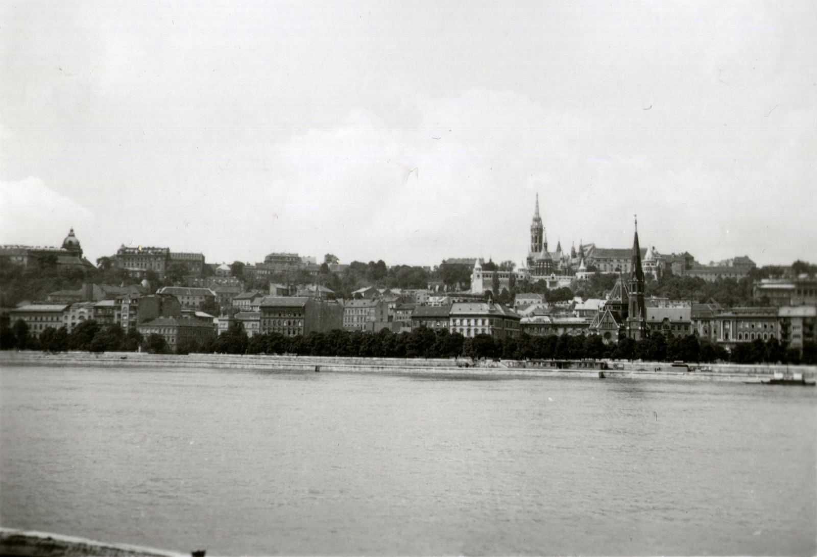 Hungary, Budapest I., a budai Duna-part és a Vár a pesti alsó rakpartról nézve. Jobbra a Szilágyi Dezső téri református templom, felette a Mátyás-templom és a Halászbástya., 1938, Kelecsényi Kristóf, Budapest, Fortepan #129781