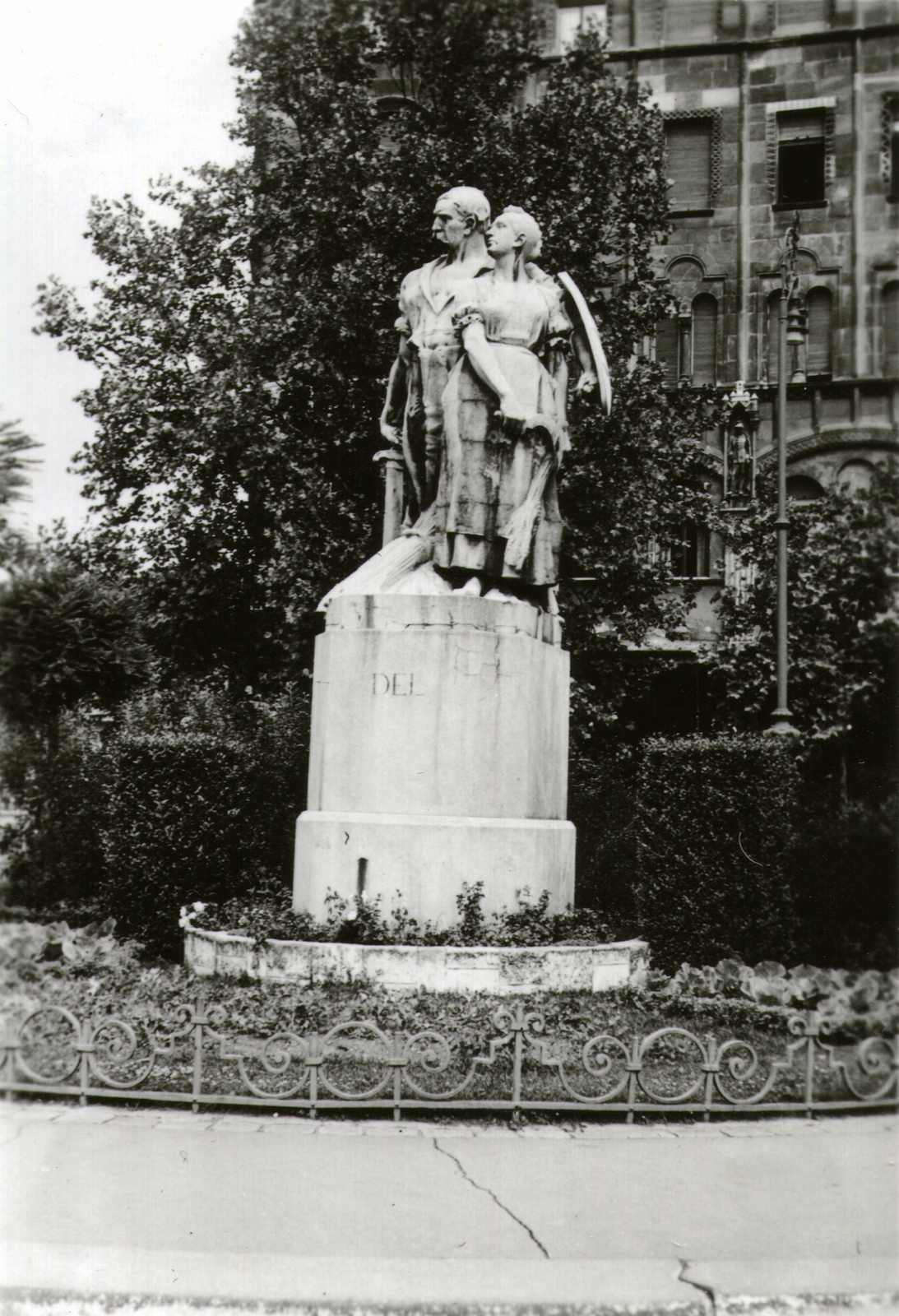 Hungary, Budapest V., Szabadság tér, Irredenta szoborcsoport »Dél« (Szentgyörgyi István, 1921.)., 1938, Kelecsényi Kristóf, Budapest, Fortepan #129785