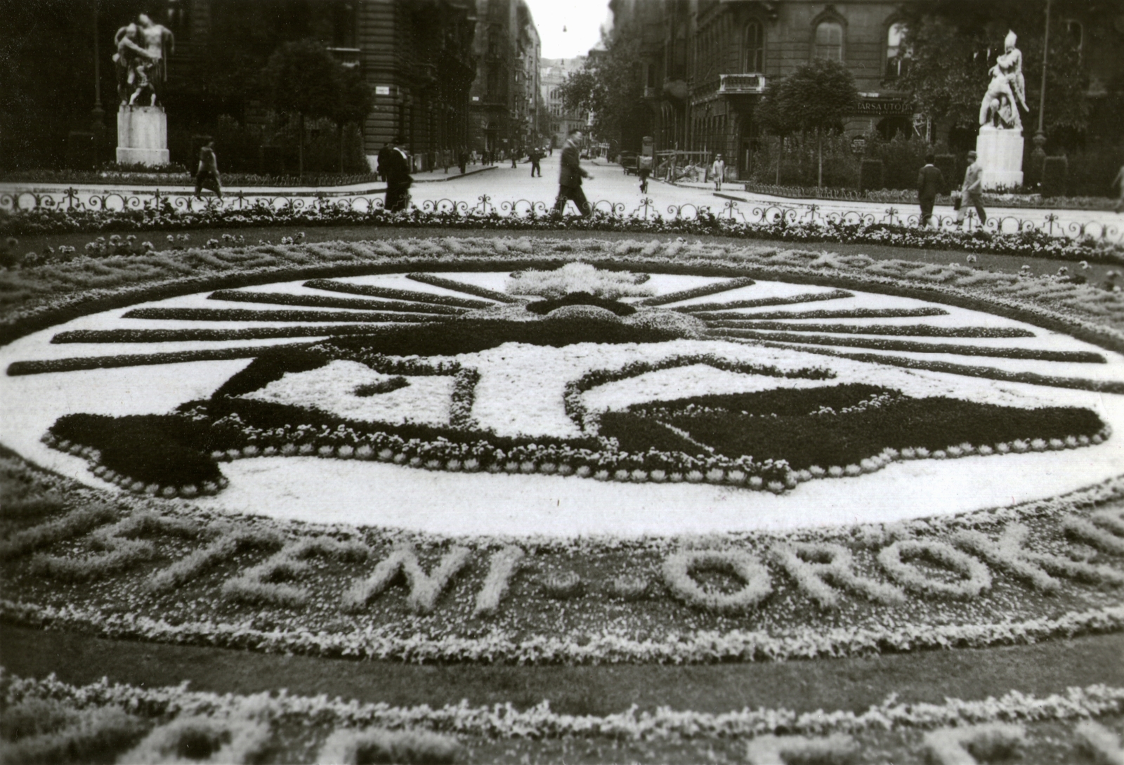 Hungary, Budapest V., Szabadság tér, irredenta emlékhely virágokból, szemben a Honvéd utca., 1938, Kelecsényi Kristóf, Budapest, Fortepan #129786