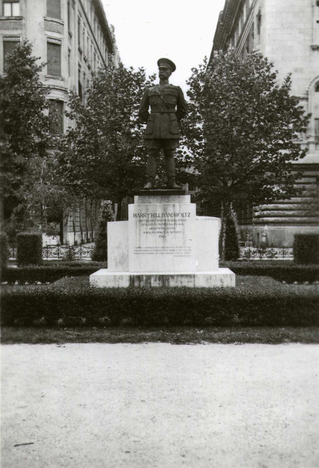 Hungary, Budapest V., Szabadság tér, Harry Hill Bandholtz tábornok szobra (Ligeti Miklós, 1936.)., 1938, Kelecsényi Kristóf, Budapest, Fortepan #129787