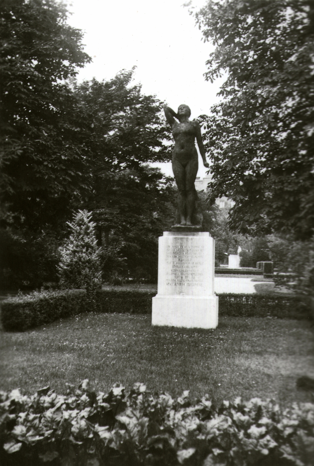 Hungary, Budapest V., Szabadság tér, a Magyar Fájdalom szobra (Emile Guillaume, 1932.), 1938, Kelecsényi Kristóf, Budapest, Fortepan #129788