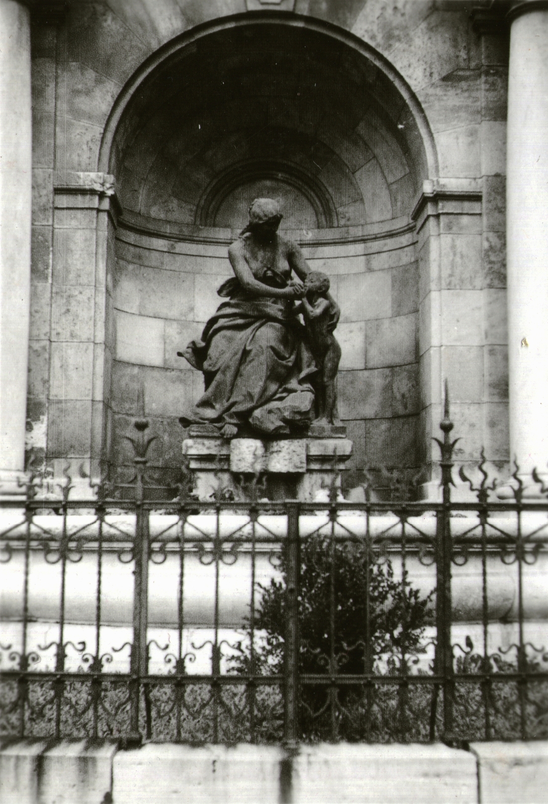 Hungary, Budapest I., Váralja utca, a királyi várkert déli főkapuja helyén kialakított díszkút, Senyei Károly Aphroditét ábrázoló kútszobrával., 1938, Kelecsényi Kristóf, Budapest, Fortepan #129789