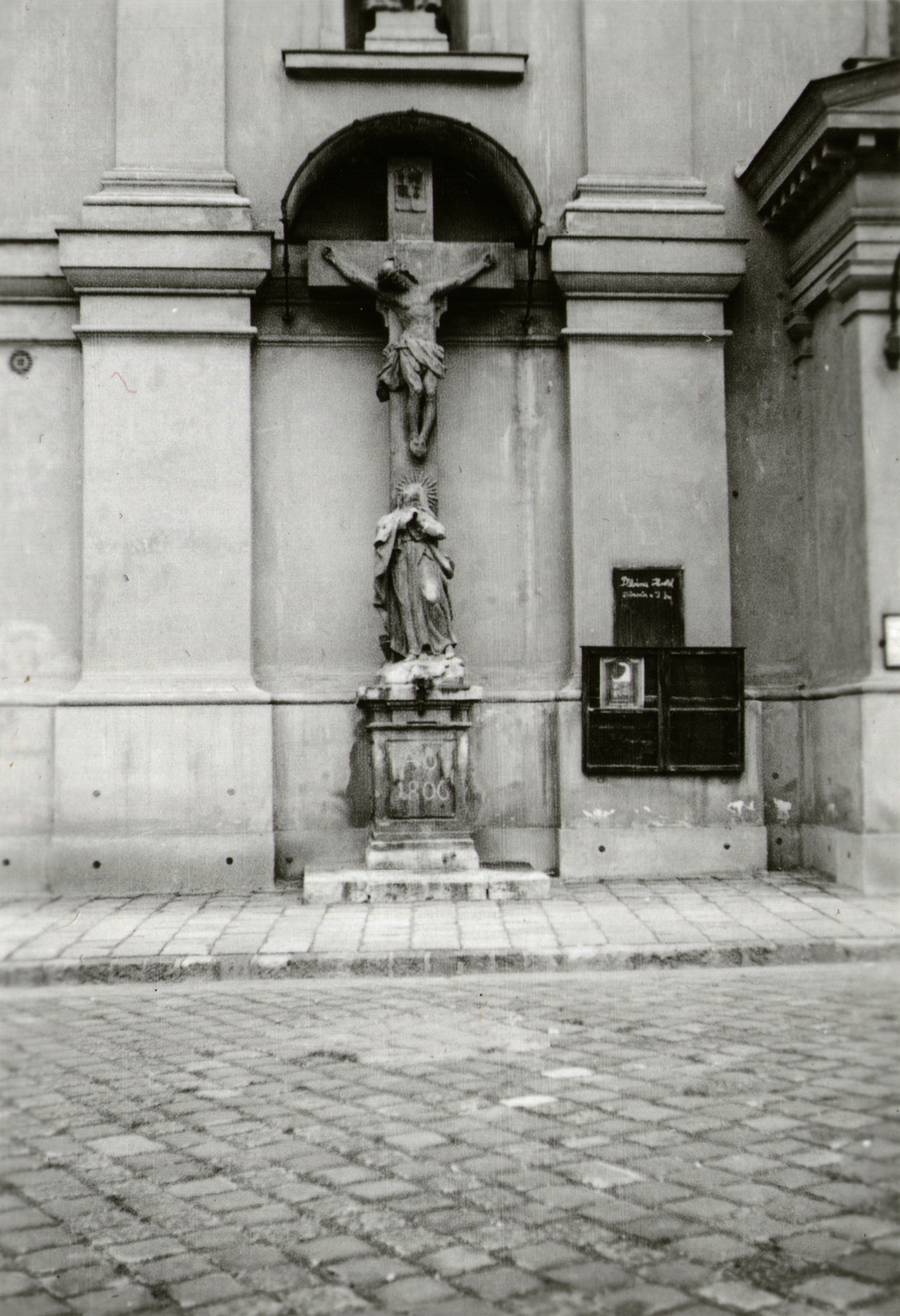 Hungary, Budapest I., Attila út (körút), Alexandriai Szent Katalin-templom. Kőkereszt a bejárat mellett., 1938, Kelecsényi Kristóf, Budapest, Fortepan #129790