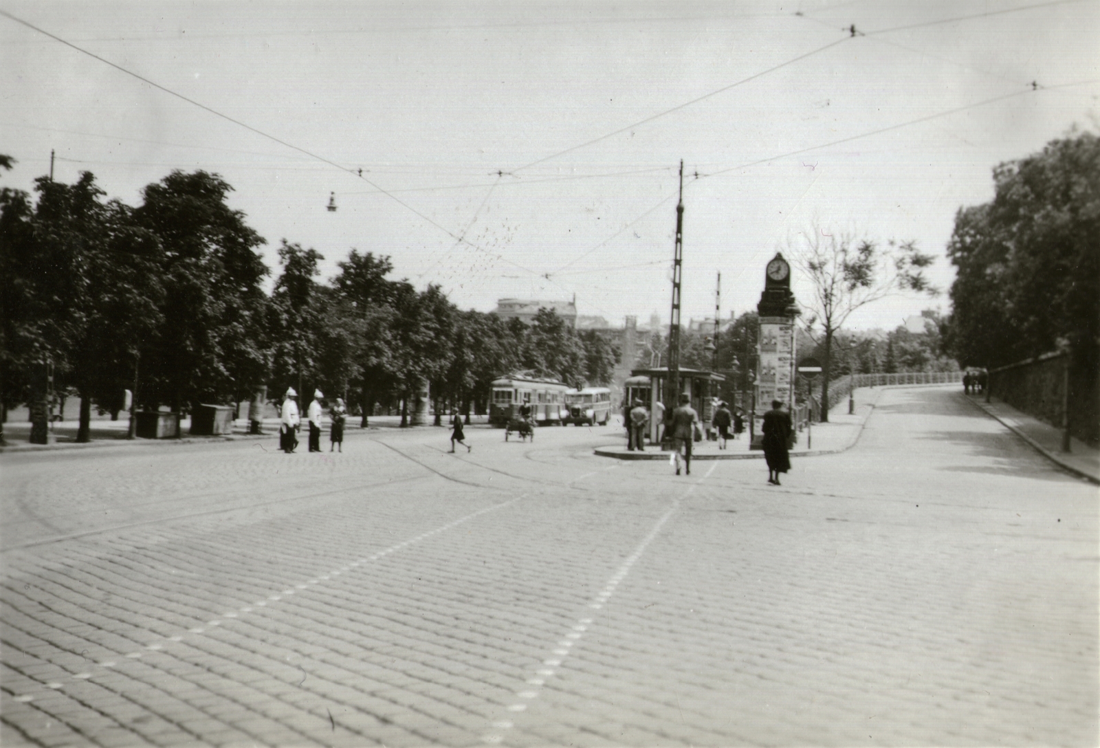 Hungary, Budapest I., Krisztina körút, feljáró a Déli pályaudvar indulási oldalához., 1938, Kelecsényi Kristóf, bus, watch, pedestrian, street view, genre painting, cop, tram, ad pillar, cobblestones, Budapest, Fortepan #129792