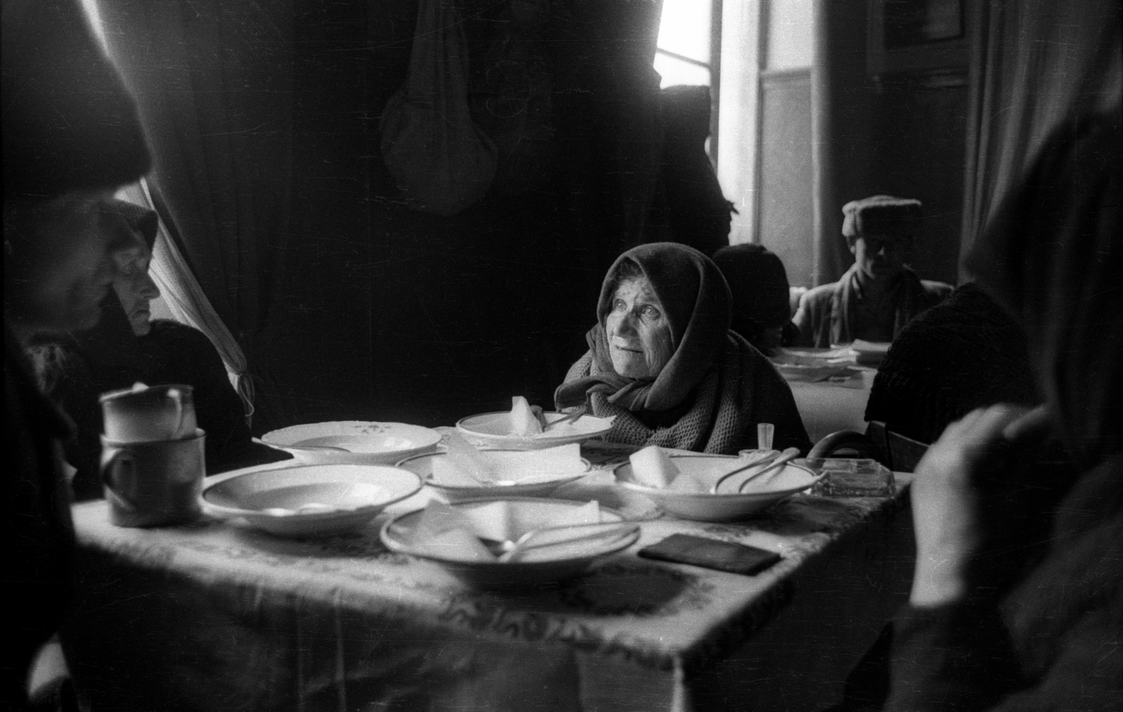 Magyarország, Mohács, Jókai Mór utca 2., a Béke (előtte és utána a megszűnéséig Korona) Szálló étterme, az 1956. márciusi jeges árvíz károsultjainak étkeztetése., 1956, Kotnyek Antal, vendéglő, étkezés, bögre, teríték, hamutartó, fejkendő, idős ember, tányér, evőeszköz, csárda, idős ember, Fortepan #129818