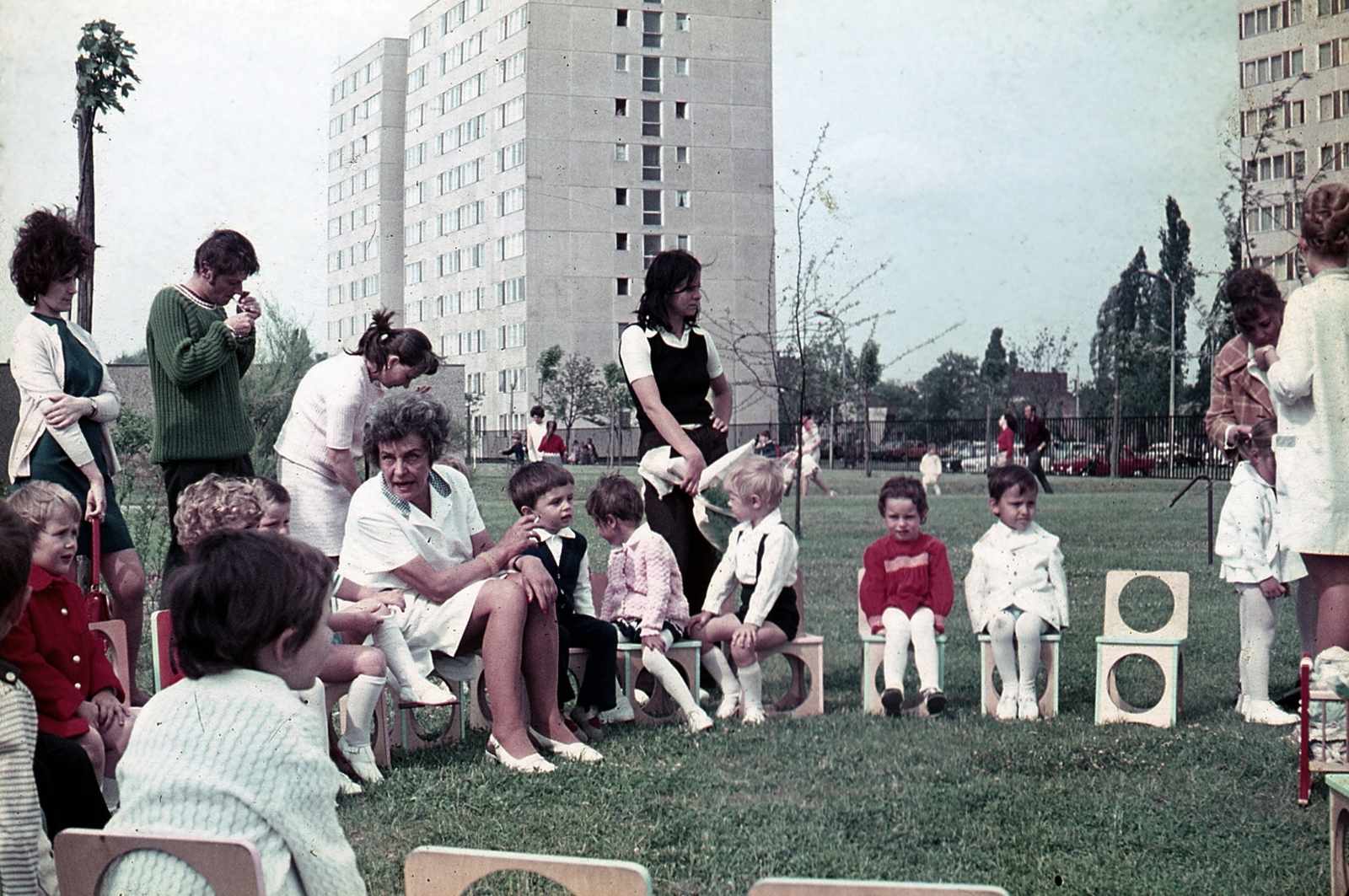 Magyarország, Budapest IV., Mártírok útja 1., az óvoda Pozsonyi utca felőli parkja., 1975, Kovacsik Tamás, színes, óvoda, Budapest, Fortepan #129842