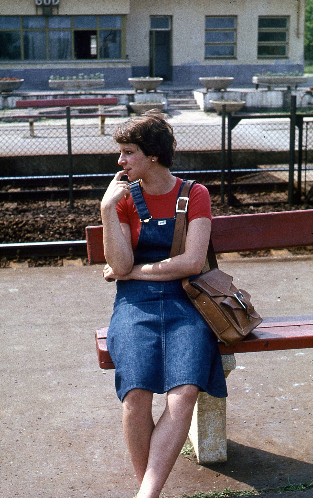 Hungary, Göd, vasútállomás., 1981, Kovacsik Tamás, colorful, girl, bench, train station, Fortepan #129846