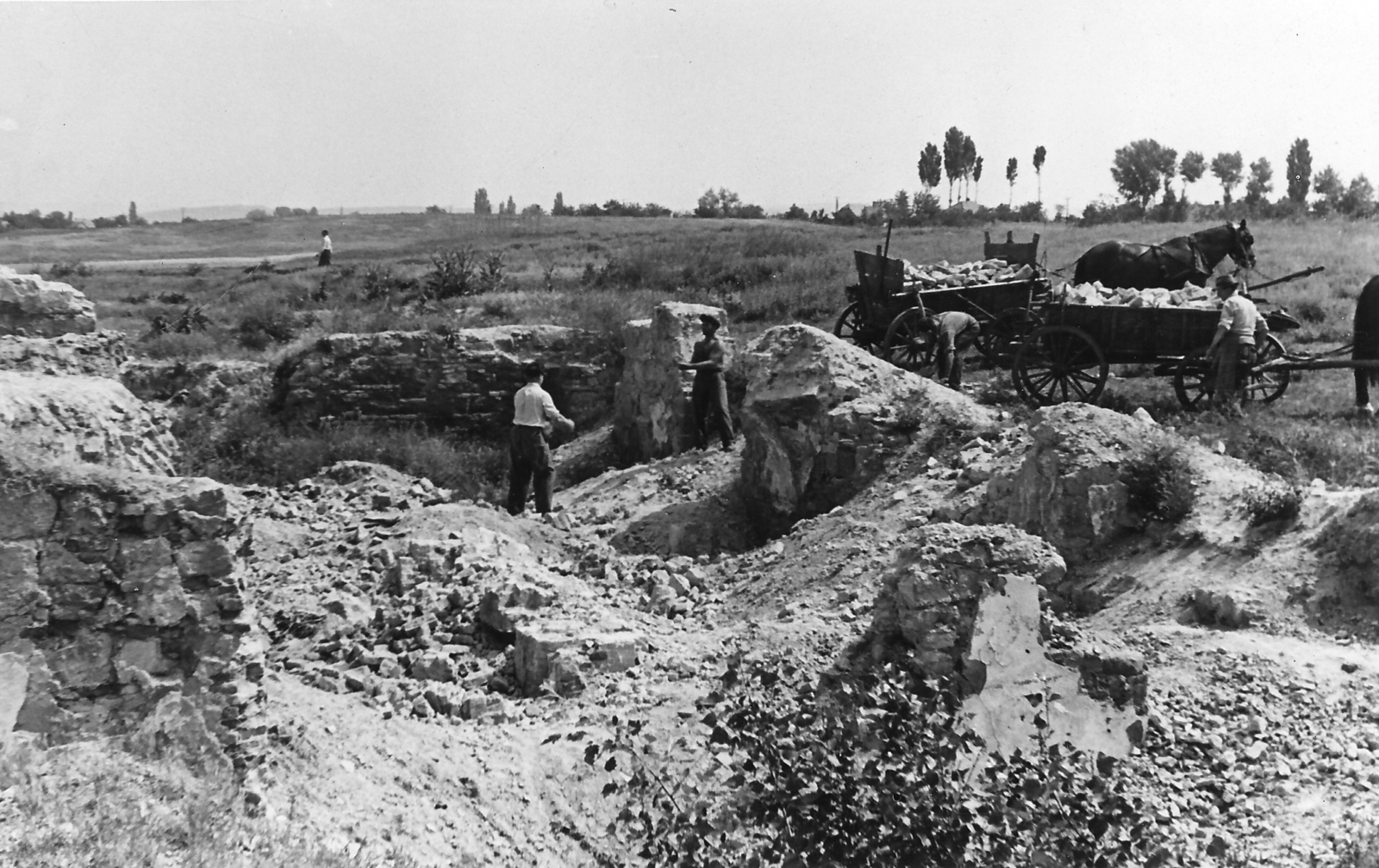 Hungary, Göd, Alsógöd (ekkor önálló, ma a város része), Duna-part, a Köztársaság út végén álló szeszgyár bontása., 1952, Kovacsik Tamás, carrying loads, chariot, Horse-drawn carriage, demolition, Fortepan #129849