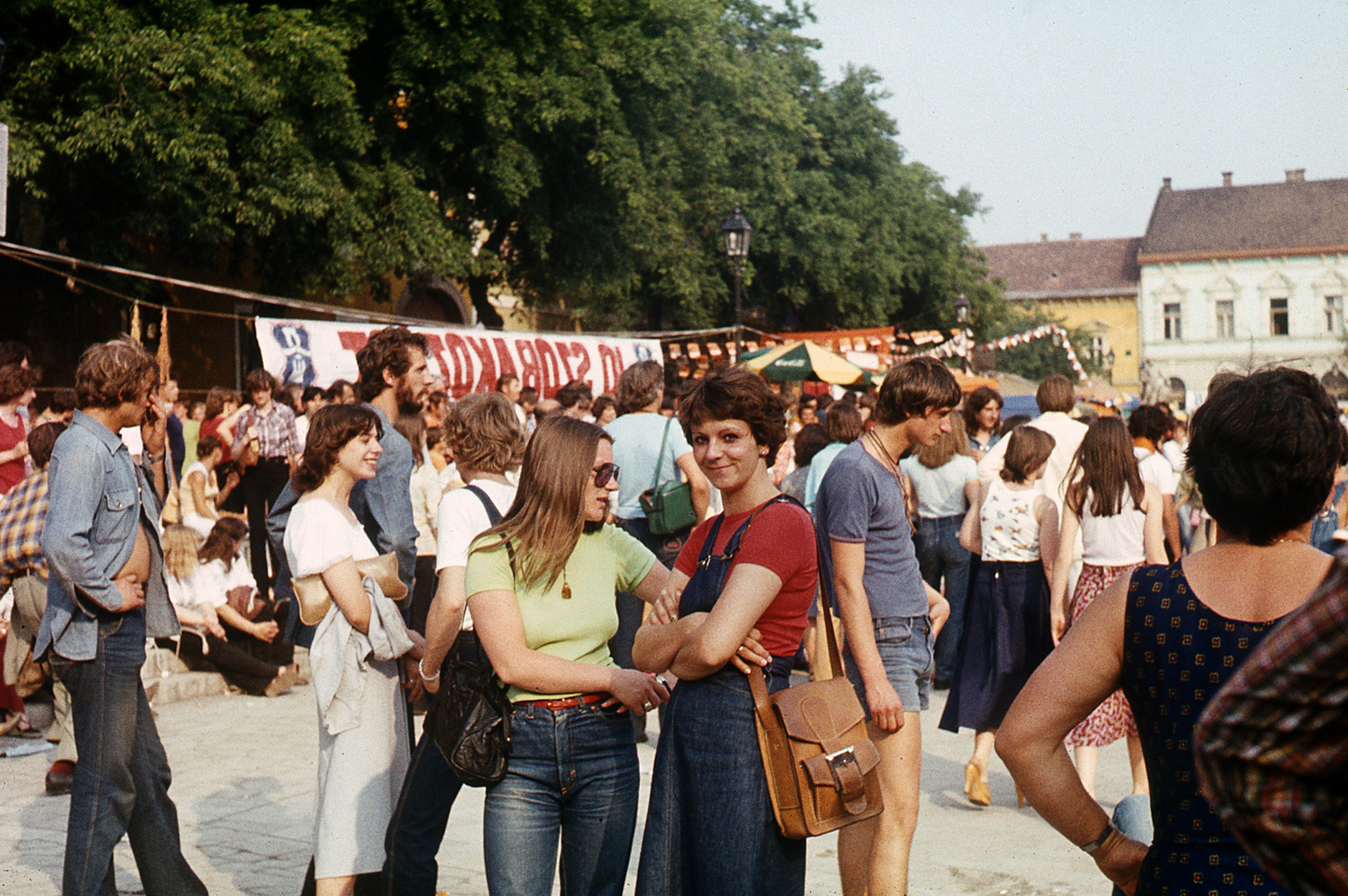 Magyarország, Vác, Március 15. tér., 1975, Kovacsik Tamás, színes, farmer, lány, főtér, Fortepan #129851