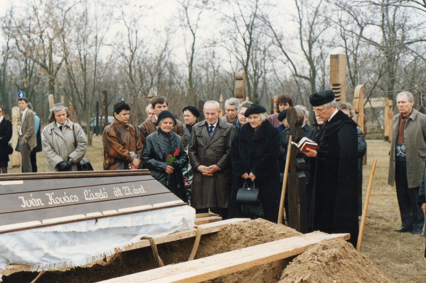 Hungary, Budapest X., Új Köztemető, 301-es parcella. Iván Kovács László temetése 1989. június 16-án, az 56-os hősök újratemetésekor. Háttérben az Inconnu Csoport tagjai által állított kopjafák., 1989, Kovacsik Tamás, funeral, Budapest, Effects of the 1956 Revolution, Inconnu Art Group, regime change, Fortepan #129853