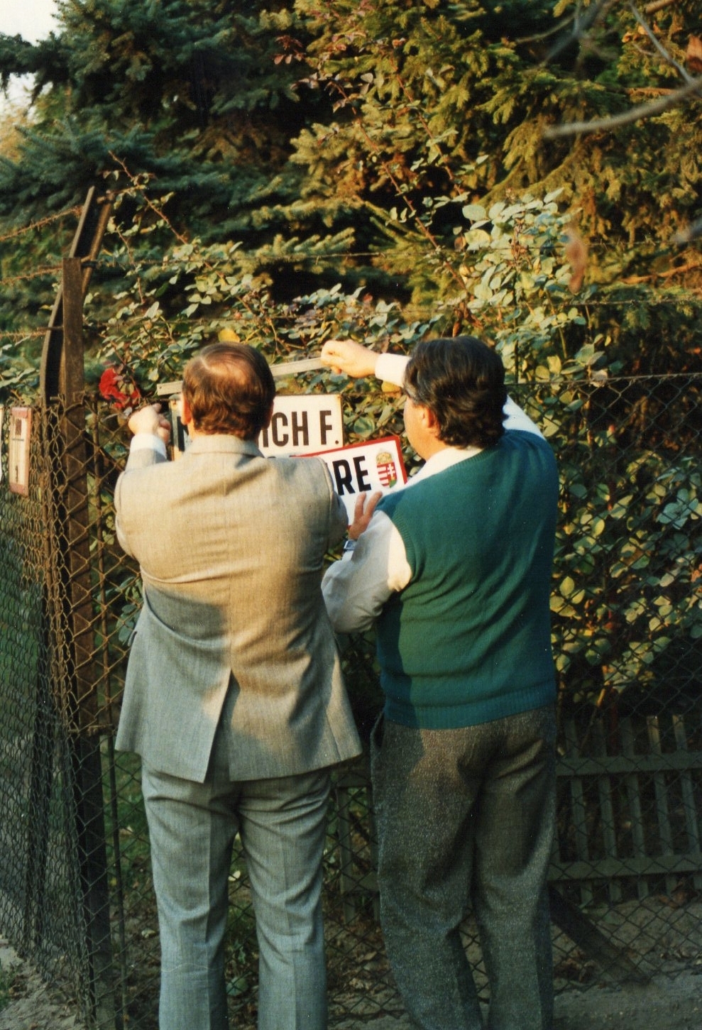 Magyarország, Göd, (Alsógöd), Nagy Imre (Münnich Ferenc) utca 2., balra a Pesti út (2-es főút)., 1989, Kovacsik Tamás, utcanévtábla, tábla, rendszerváltás, Fortepan #129856