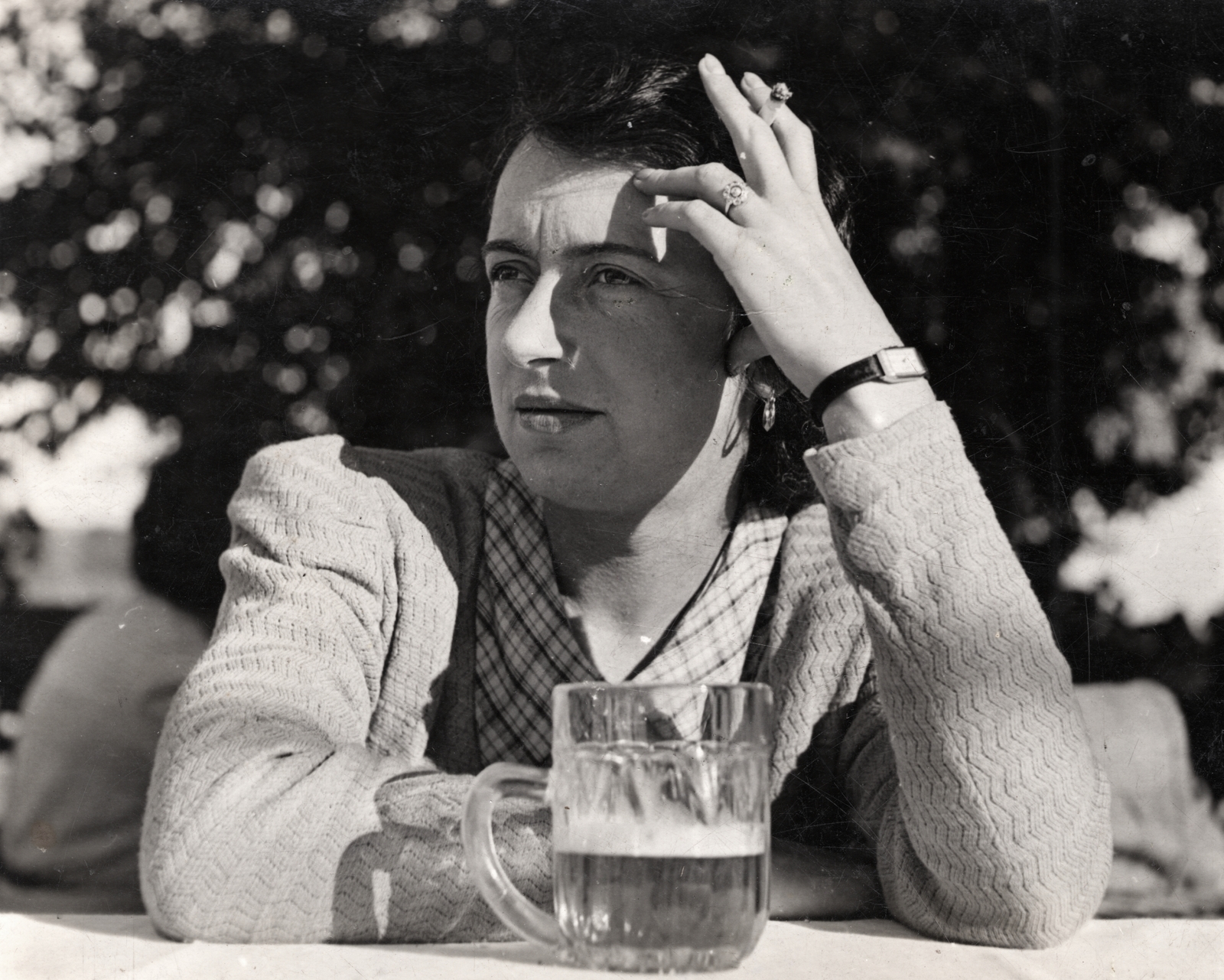 1957, Ladinek Viktor, lady, smoking, beer mug, prop up on elbows, wrist watch, Fortepan #129860