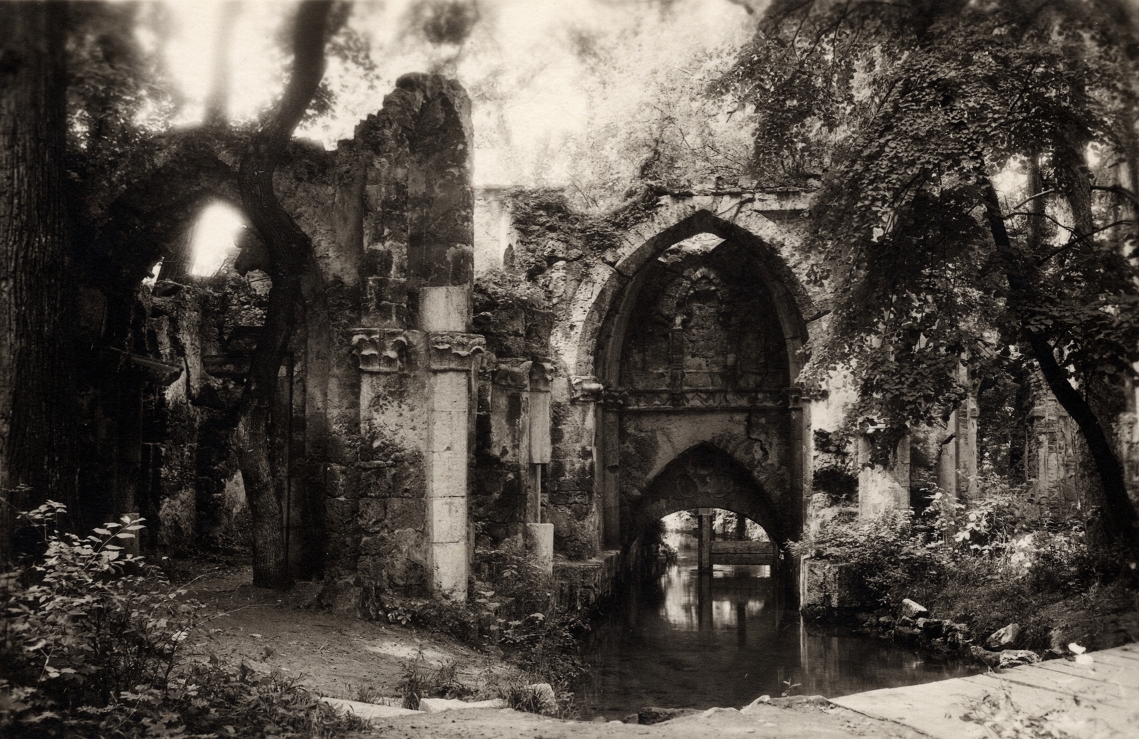 Hungary, Tata, Esterházy család angolkertje, a Vértesszentkereszti apátság maradványainak felhasználásával készült műromok., 1912, Ladinek Viktor, ruins, pointed arch, Charles de Moreau-design, Fortepan #129864
