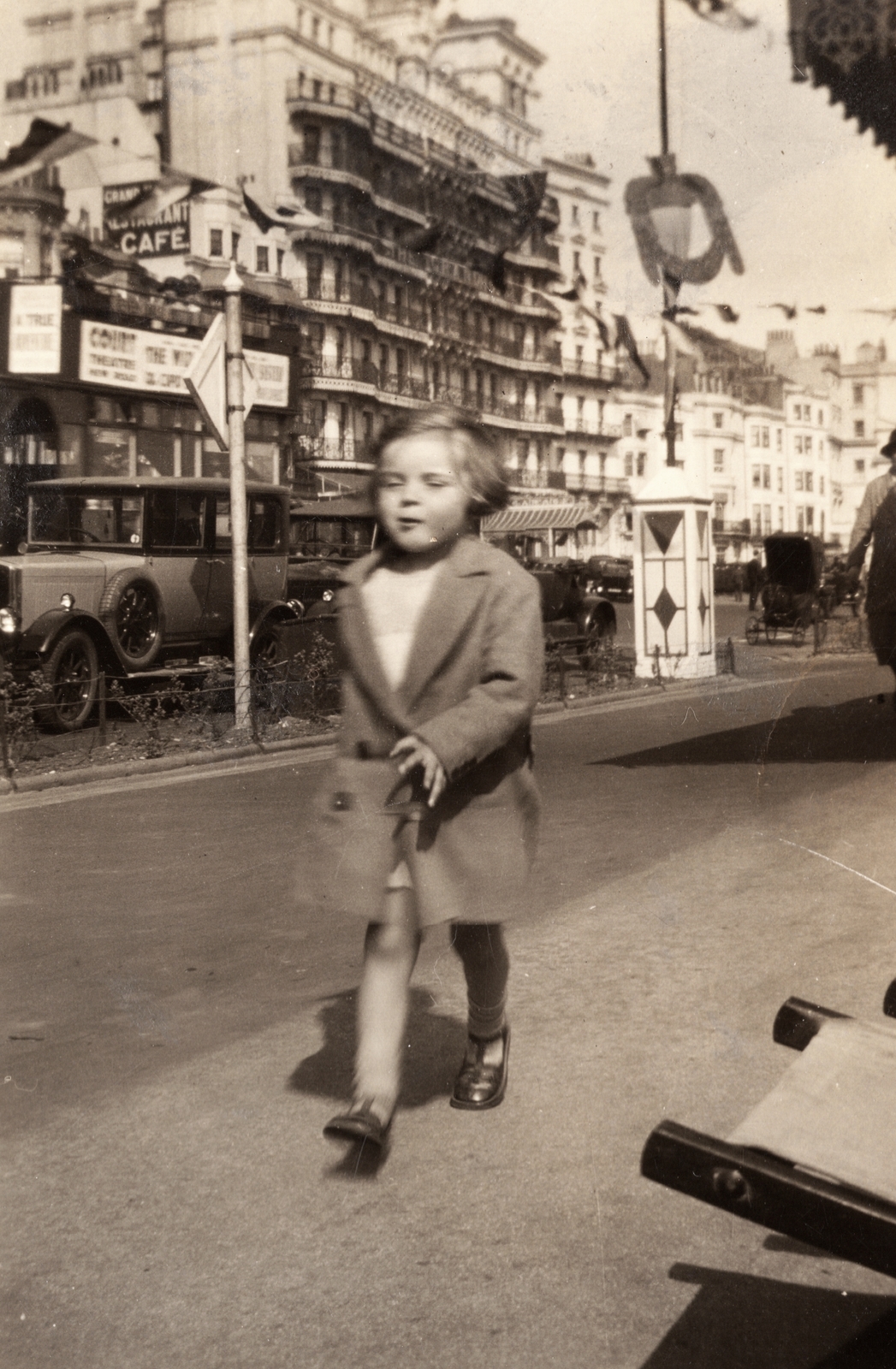 United Kingdom, Brighton, Kings Road, szemben a The Grand Brighton szálloda., 1928, Ladinek Viktor, kid, girl, Fortepan #129867