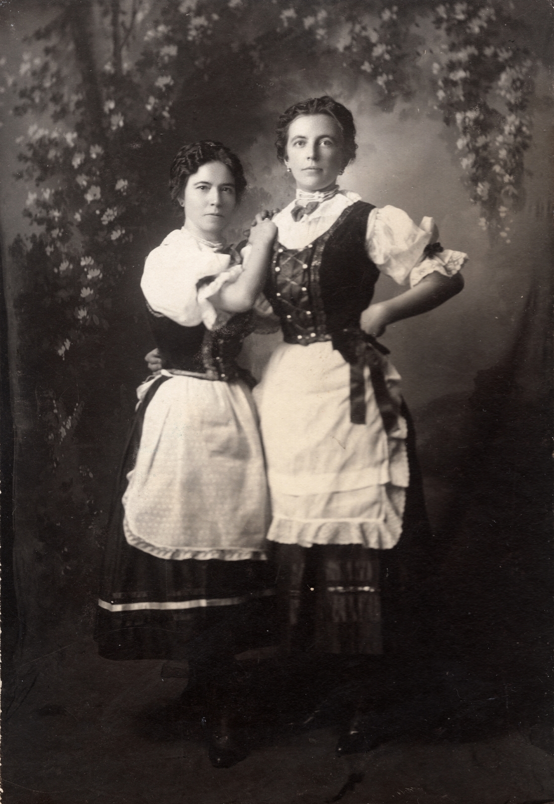 1931, Ladinek Viktor, műterem, ünneplő ruha, népviselet, karok a vállon, díszletháttér, nő, fapofa, Fortepan #129869