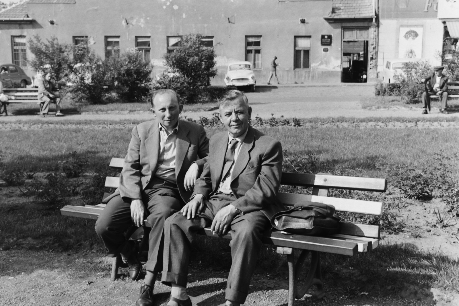 Hungary, Salgótarján, Fő tér, a felvétel a vasútállomás előtti parkban készült., 1963, Ladinek Viktor, Fortepan #129887