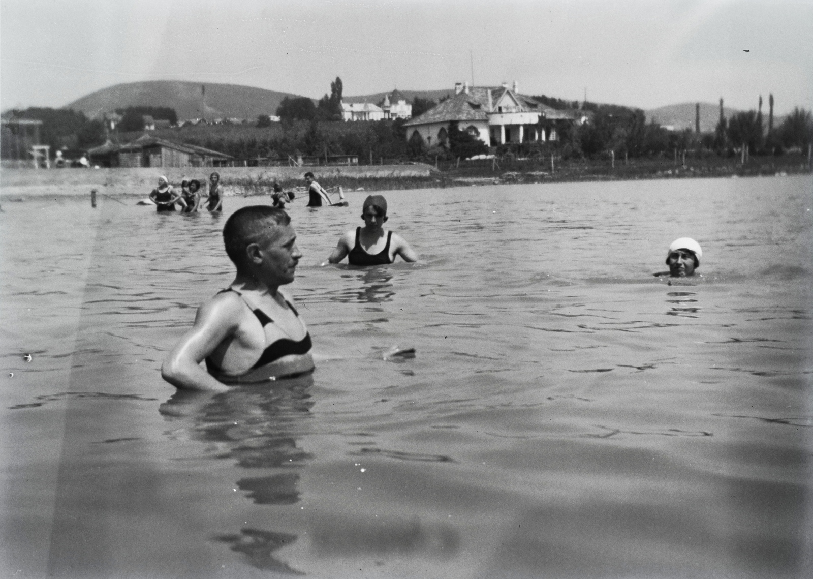 Hungary, Balatonfüred, Esterházy strand. Háttérben a Peremartoni-Mädy villa, fölötte a Baradlai villa., 1933, Ladinek Viktor, bathing costume, bathing, Fortepan #129890