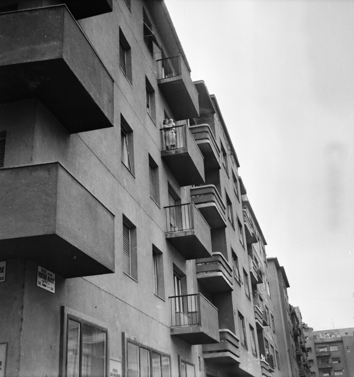 Hungary, Budapest XIII., Victor Hugo utca a Tátra (Sallai Imre) utca felől a Pozsonyi út felé nézve., 1968, Ladinek Viktor, balcony, street name sign, Budapest, Fortepan #129900