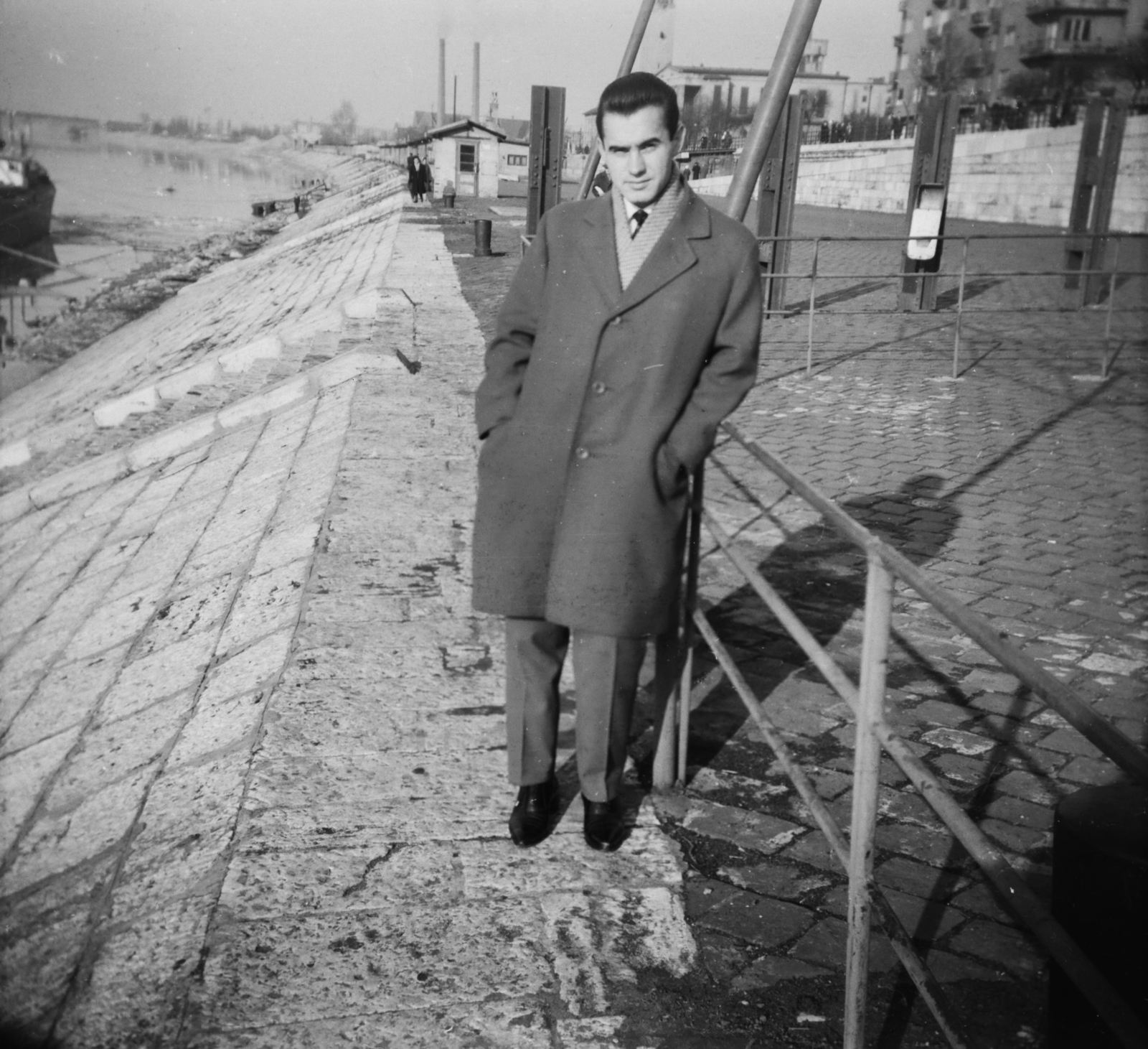 Hungary, Budapest XIII., pesti alsó rakpart, jobbbra fenn az Újpesti rakpart házai, háttérben a Pozsonyi úti református templom., 1960, Ladinek Viktor, Budapest, hands in pockets, coat, railing, Fortepan #129903