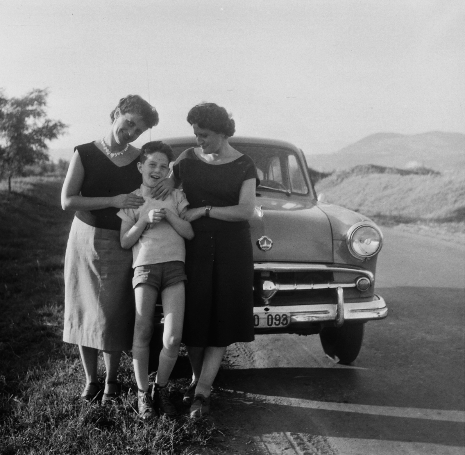 Hungary, Eger, a felvétel a 25-ös számú főúton készült, háttérben a Nagy-Eged hegy látható., 1960, Ladinek Viktor, Moskvitch-brand, three people, kid, Fortepan #129907