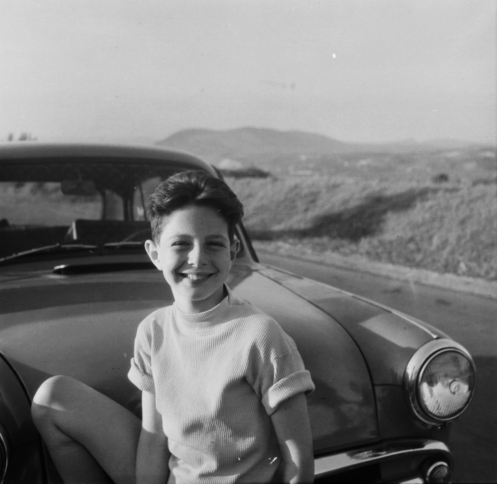 Hungary, Eger, a felvétel a 25-ös számú főúton készült, háttérben a Nagy-Eged hegy látható., 1960, Ladinek Viktor, Moskvitch-brand, boy, smile, Fortepan #129908