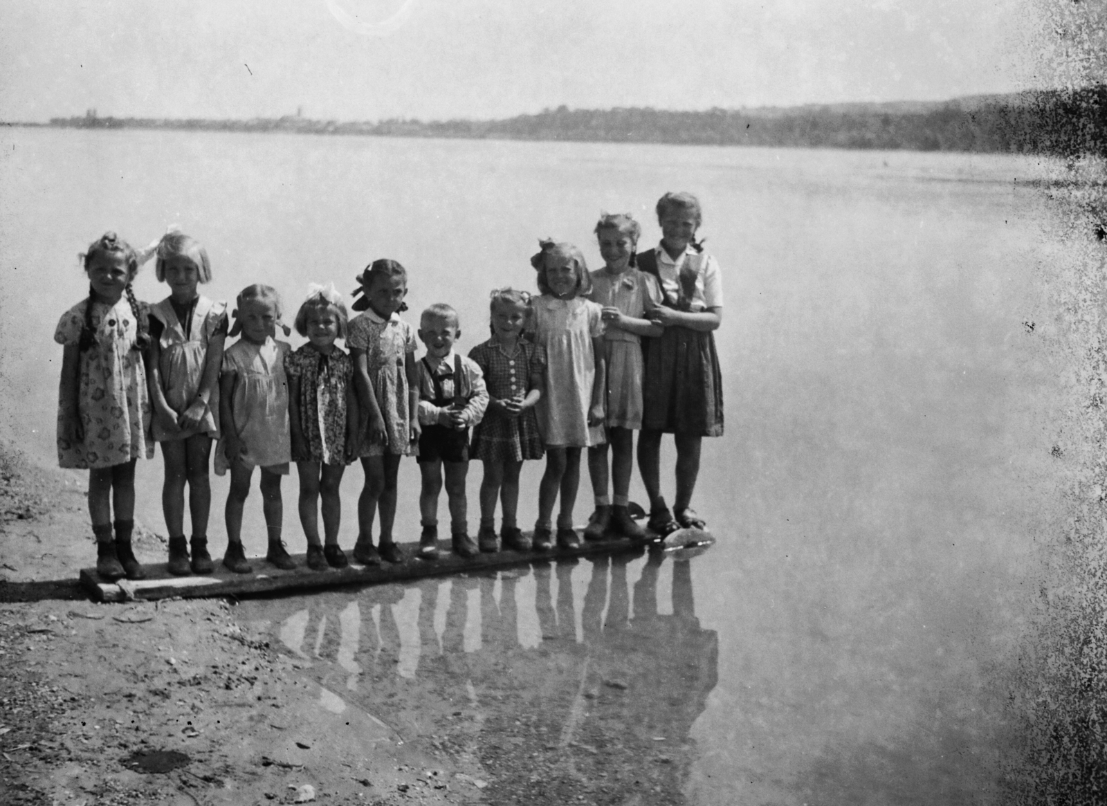 Hungary, Verőce, (Nógrádverőce), Duna-part., 1940, Ladinek Viktor, kids, tableau, odd one out, water surface, Fortepan #129914