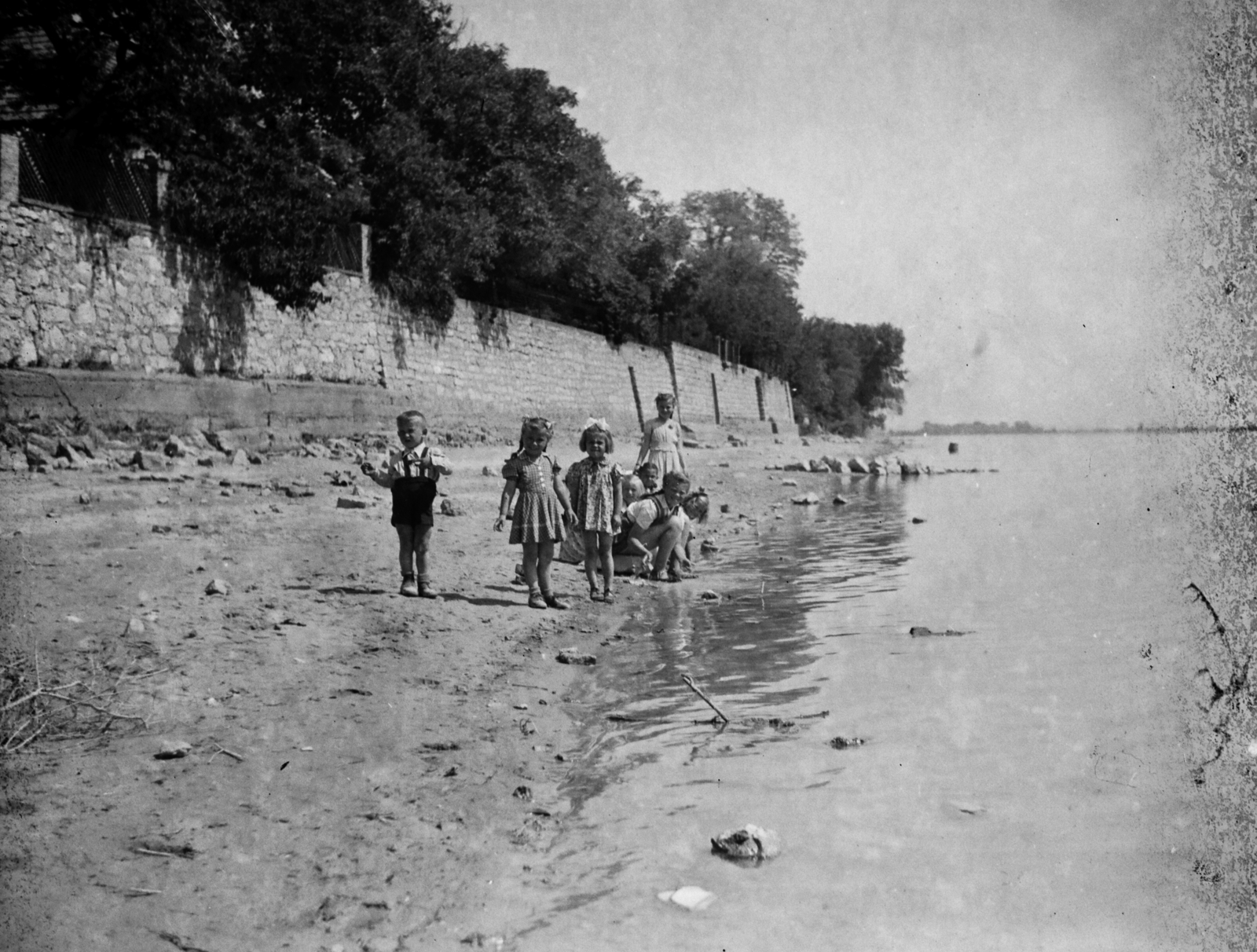 Hungary, Verőce, (Nógrádverőce), Duna-part, háttérben az Ybl Miklós tervezte támfal részlete., 1940, Ladinek Viktor, shore, Fortepan #129915