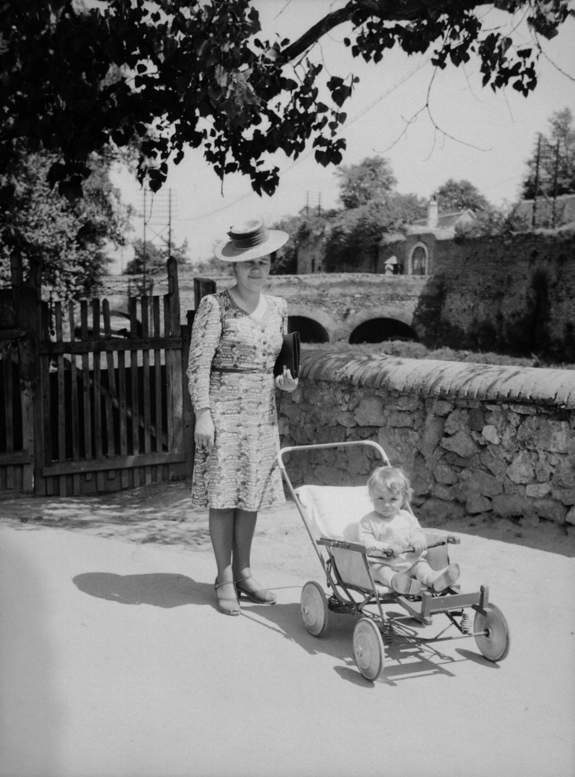 Hungary, Tata, háttérben a várárok, az árok híd és kapubejáró a várba., 1940, Ladinek Viktor, baby carriage, Fortepan #129916