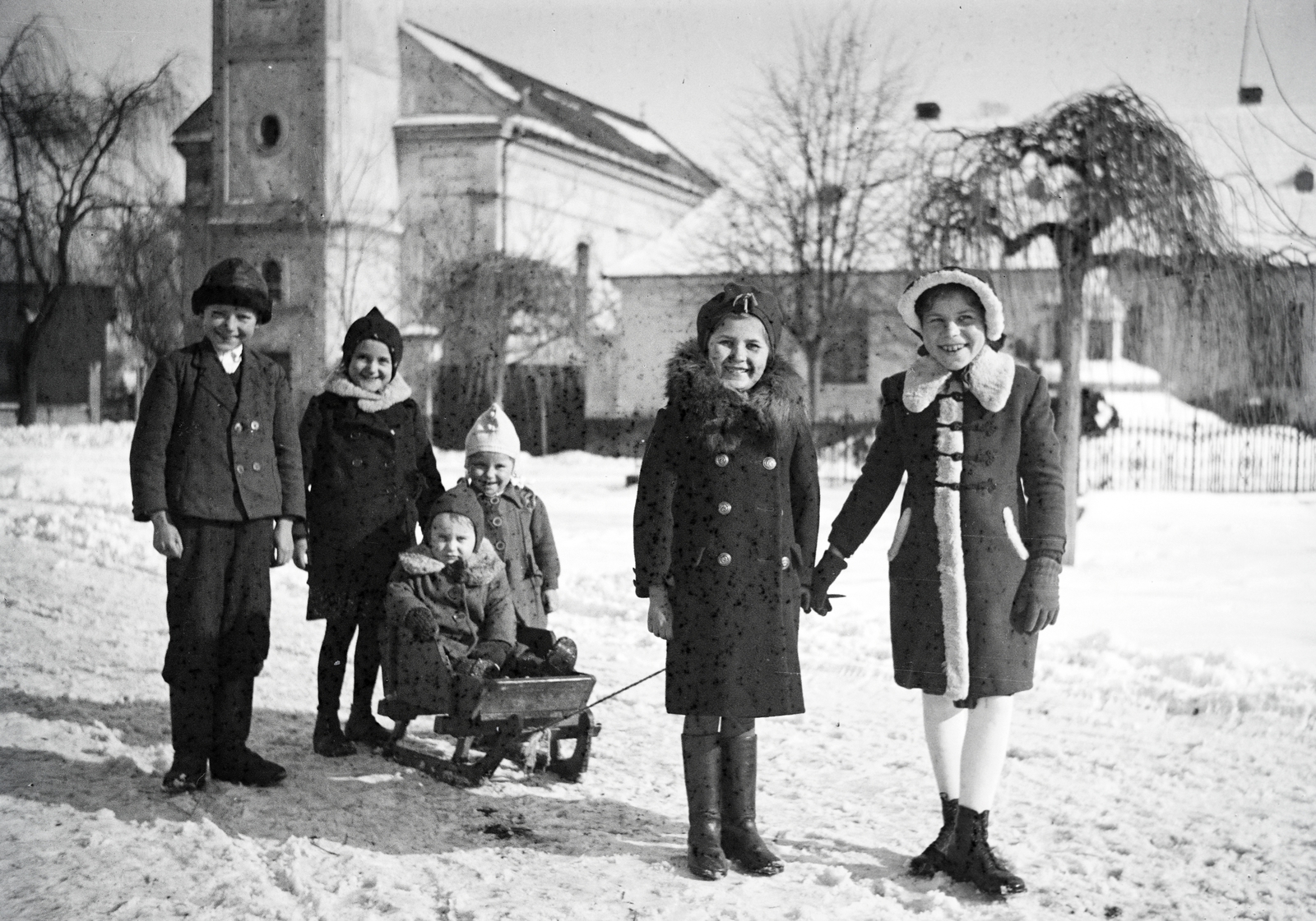 1942, Ladinek Viktor, templom, szánkó, télikabát, gyerekek, Fortepan #129920