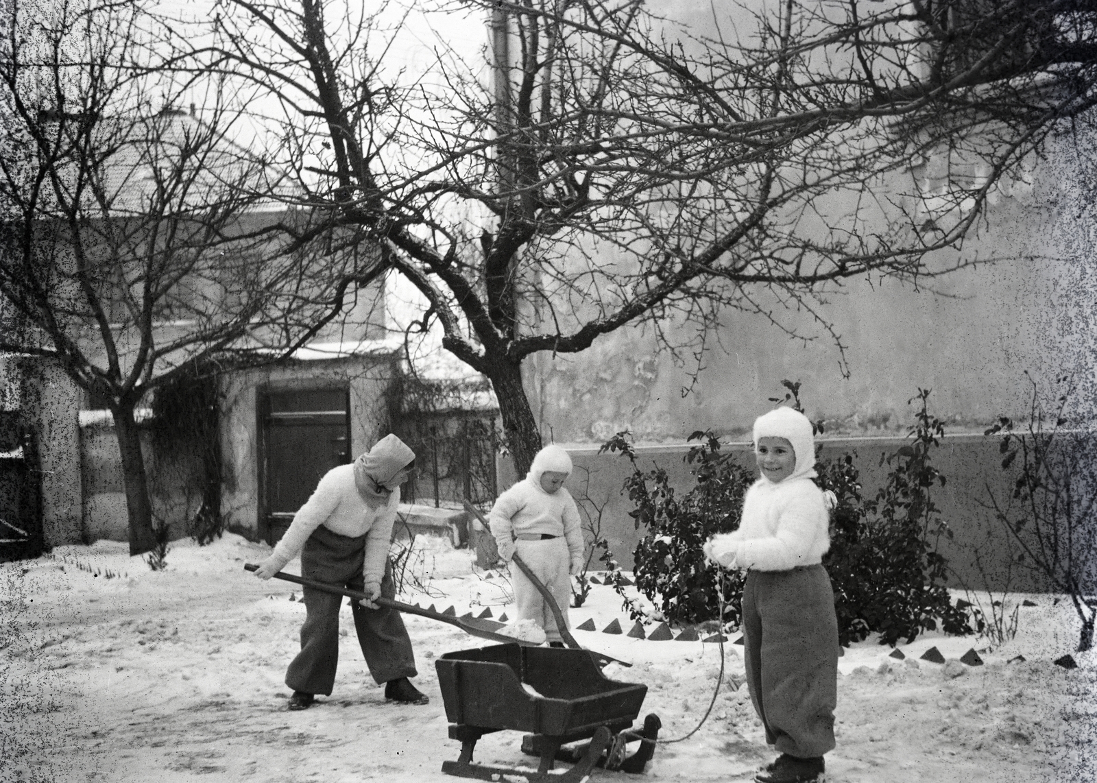 1942, Ladinek Viktor, sledge, shovel, kids, Fortepan #129921