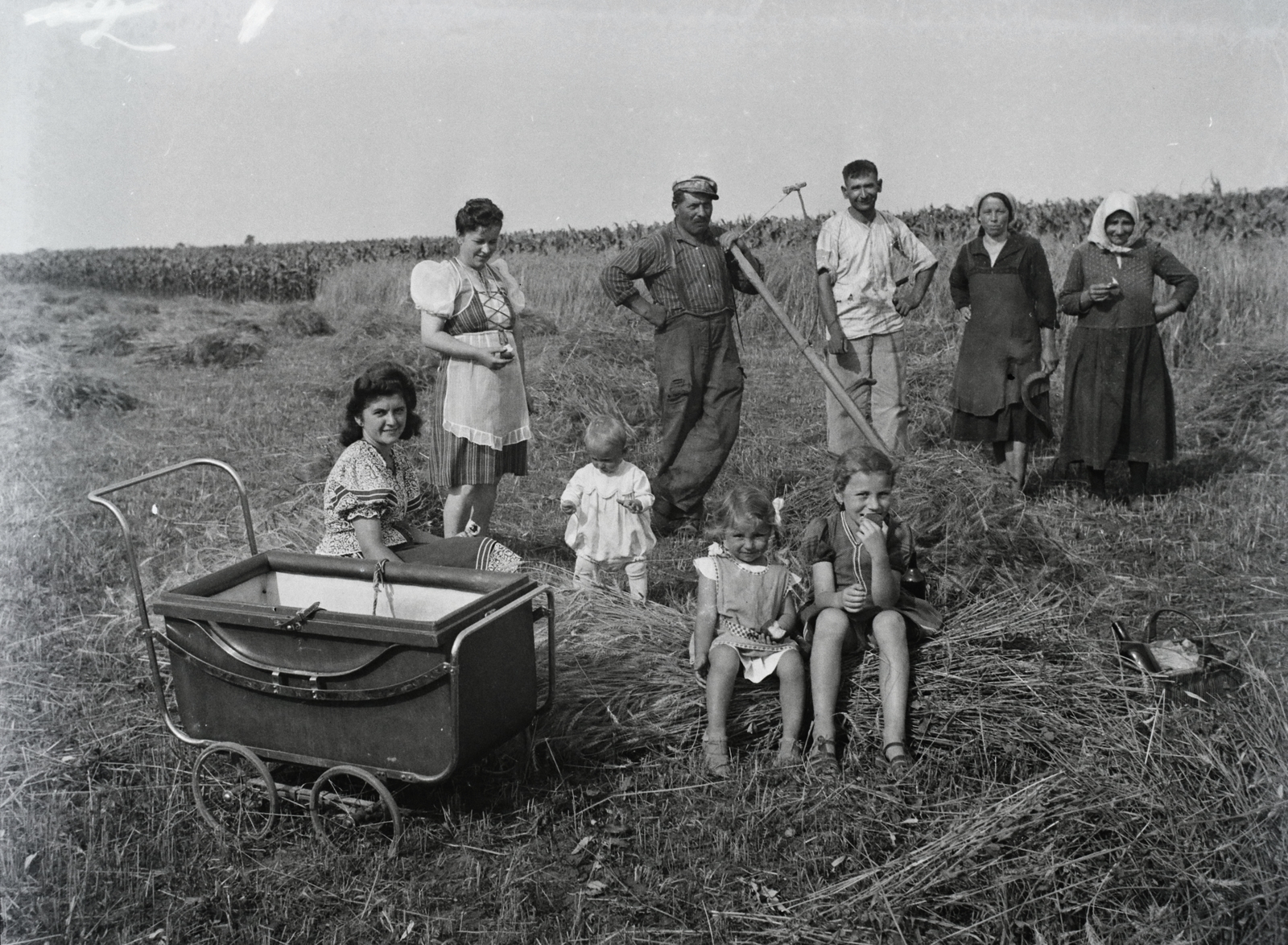 1942, Ladinek Viktor, baby carriage, folk costume, kids, harvest, scythe, sickle, Fortepan #129923